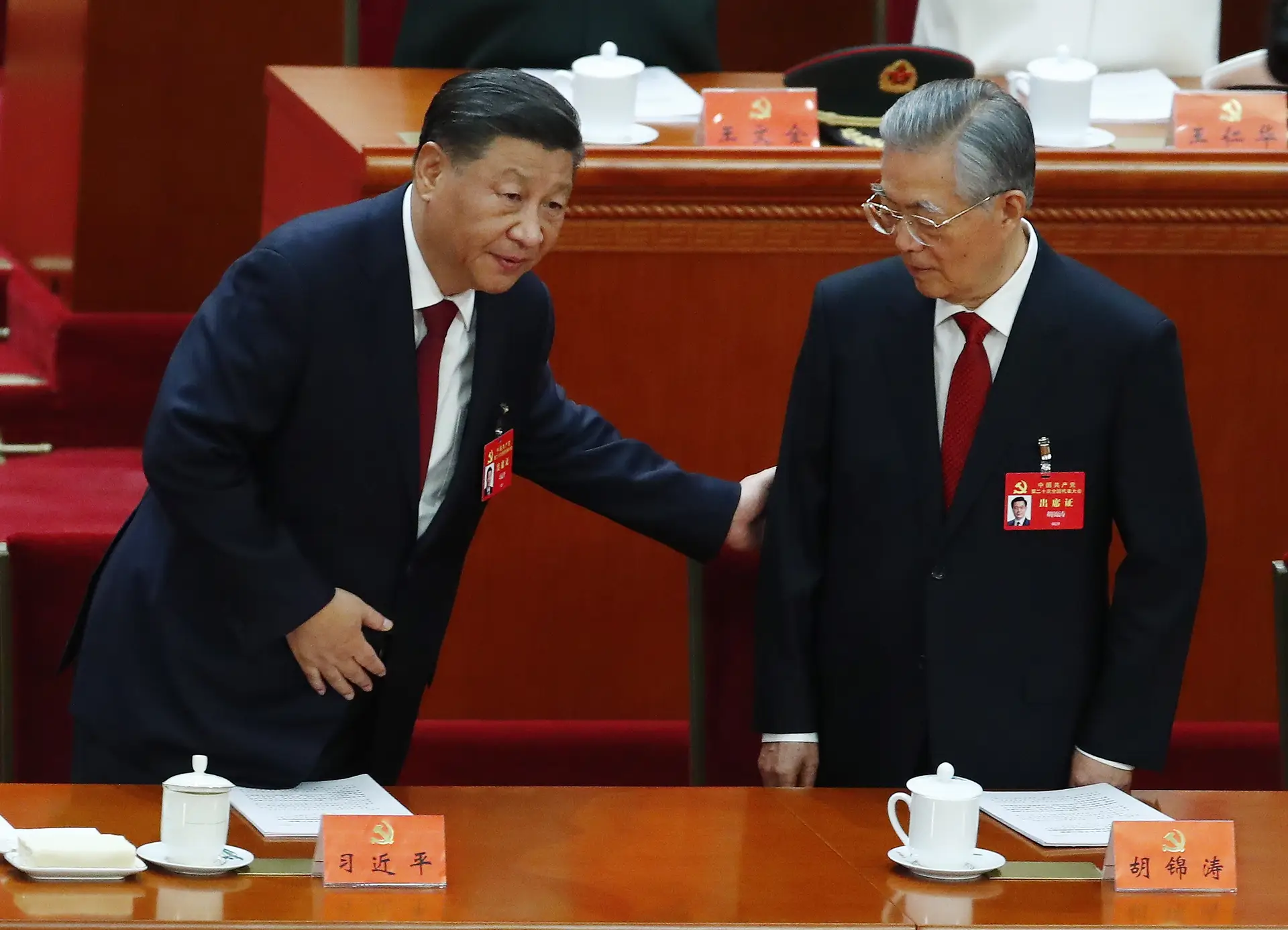 Ex-presidente chinês retirado do congresso do PCC porque "não se sentiu bem"