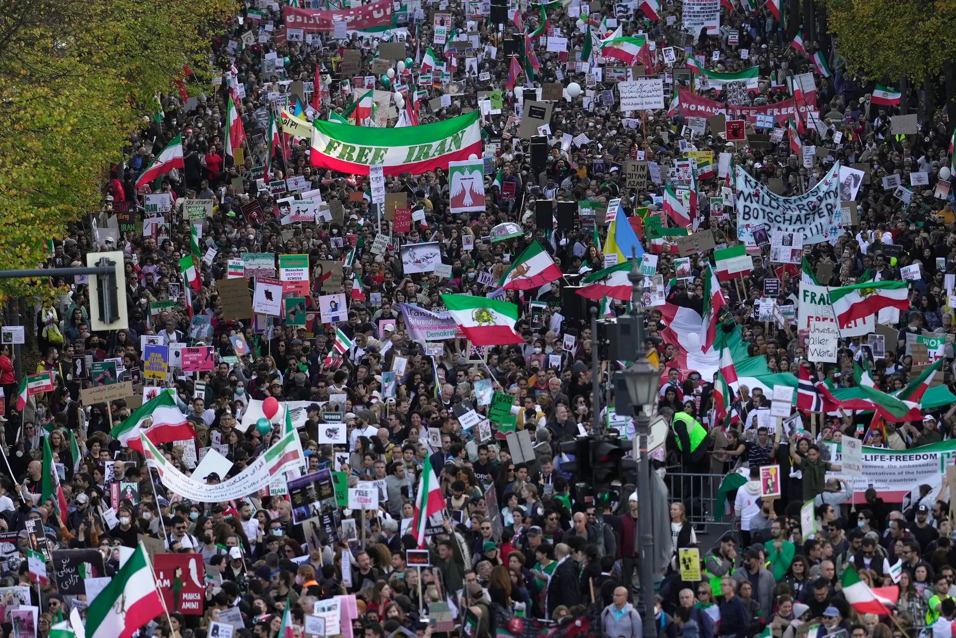 Vários mortos e centenas de detidos em manifestações no Irão