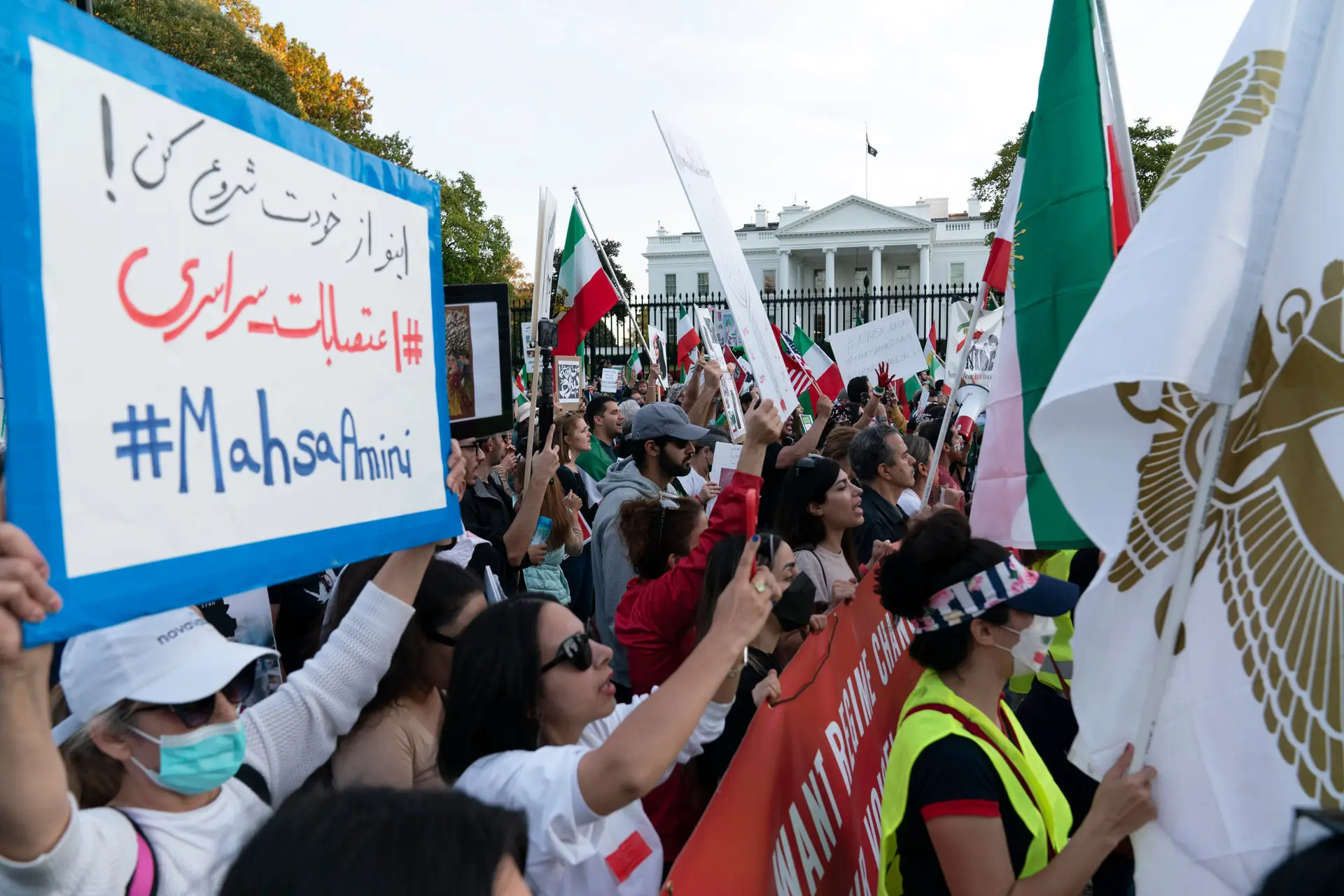 Milhares marcham em Washington em apoio aos protestos no Irão