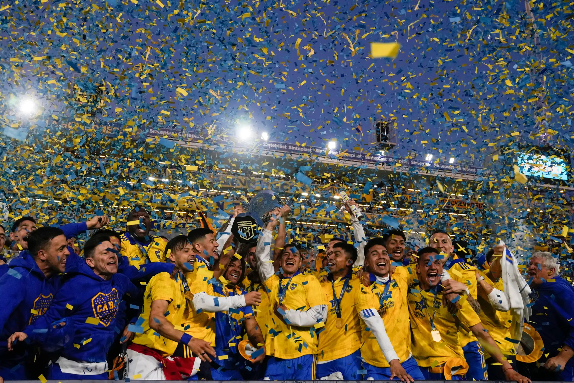 Boca Juniors é campeão argentino com ajuda do River, maior rival