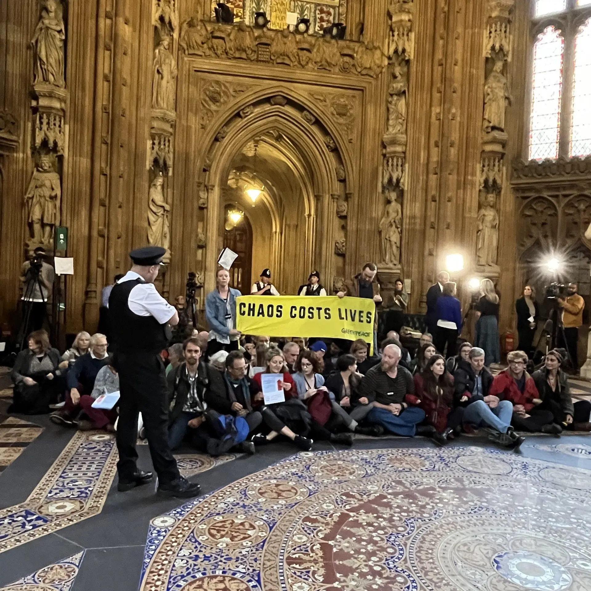 Vitória de Rishi Sunak marcada por protesto da Greenpeace