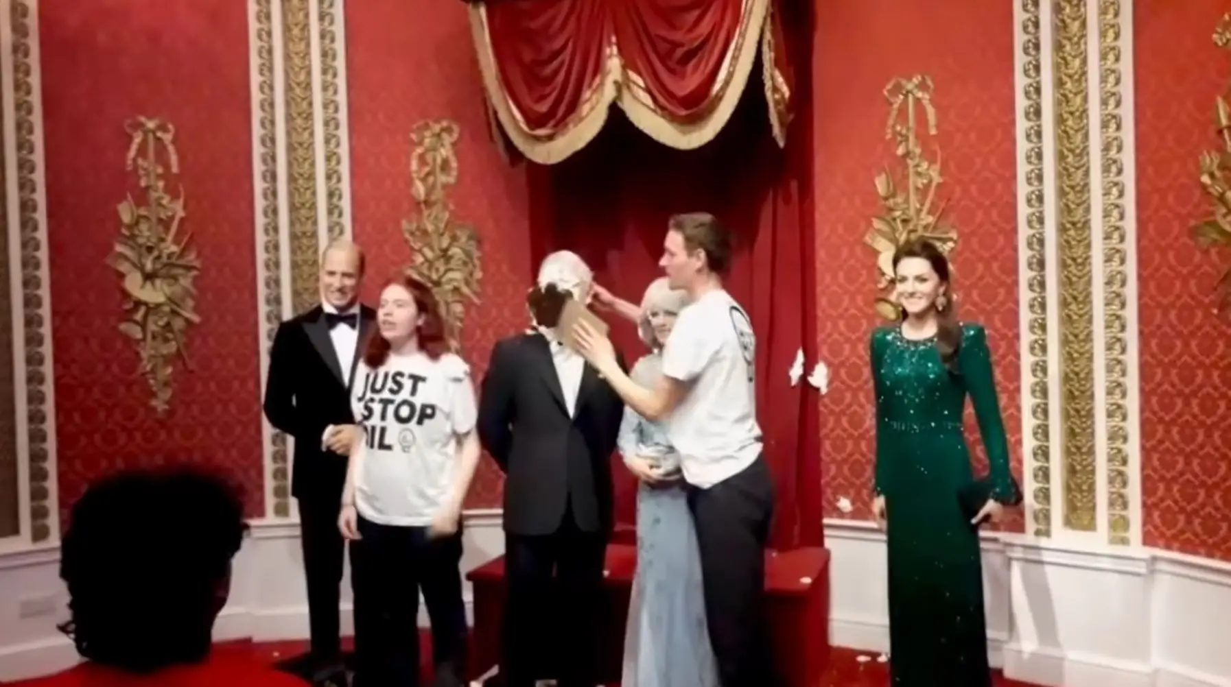 Ativistas atiram tartes a estátua de cera do Rei Carlos III no Madame Tussauds