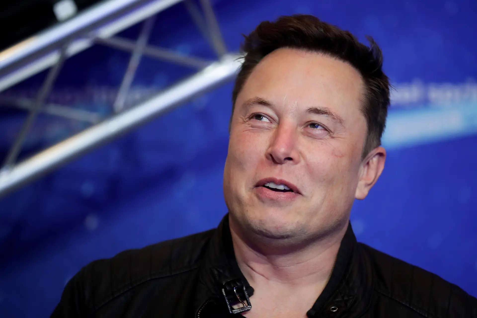 Elon Musk publica vídeo a entrar na sede do Twitter... com um lavatório na mão