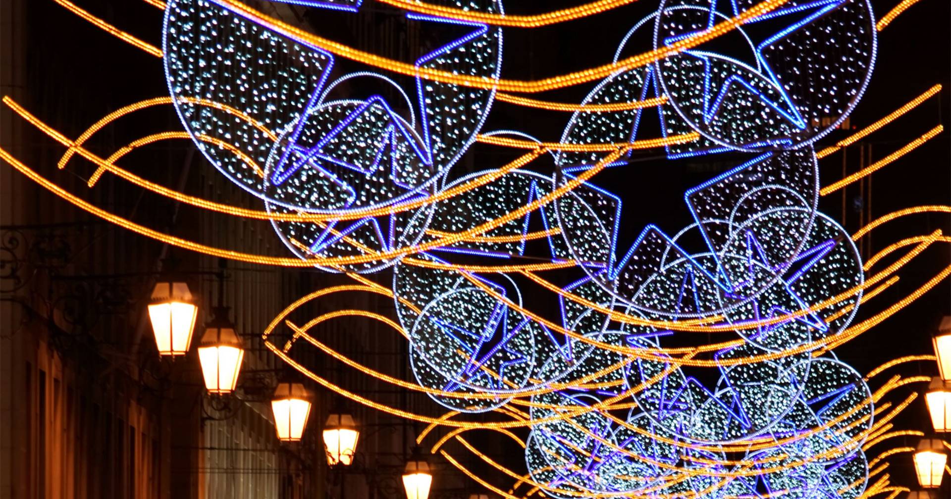 Luzes de Natal no Porto vão estar ligadas no máximo seis horas por dia -  SIC Notícias