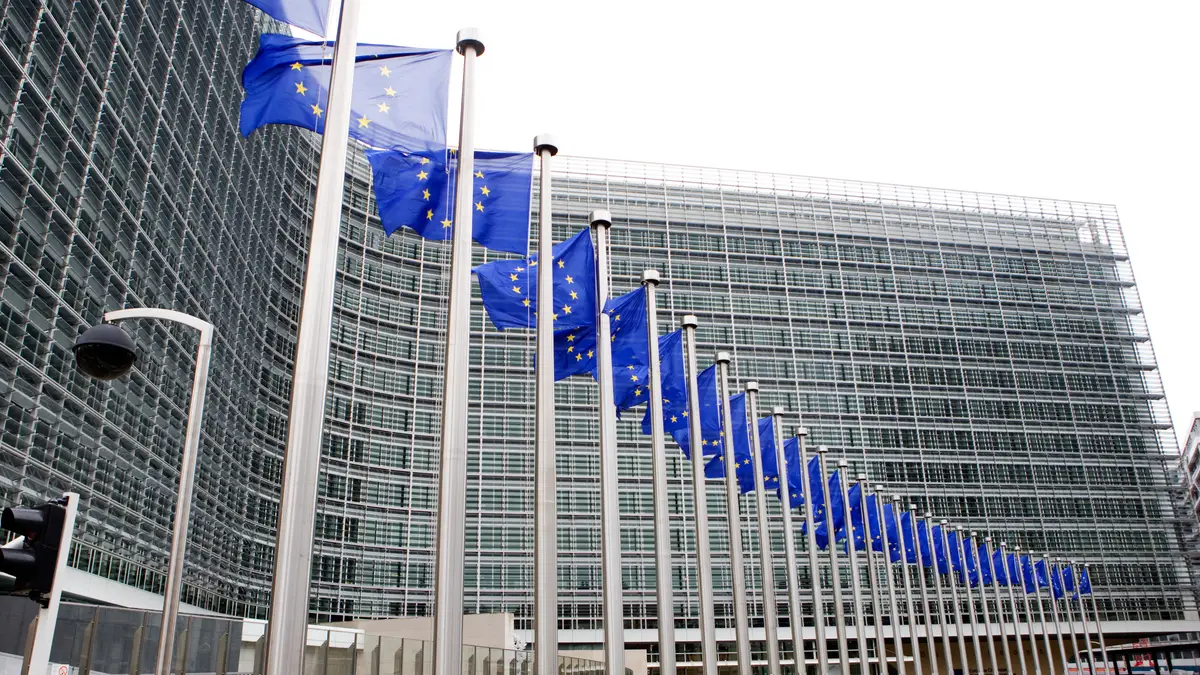 Bandeiras da União Europeia em Bruxelas.