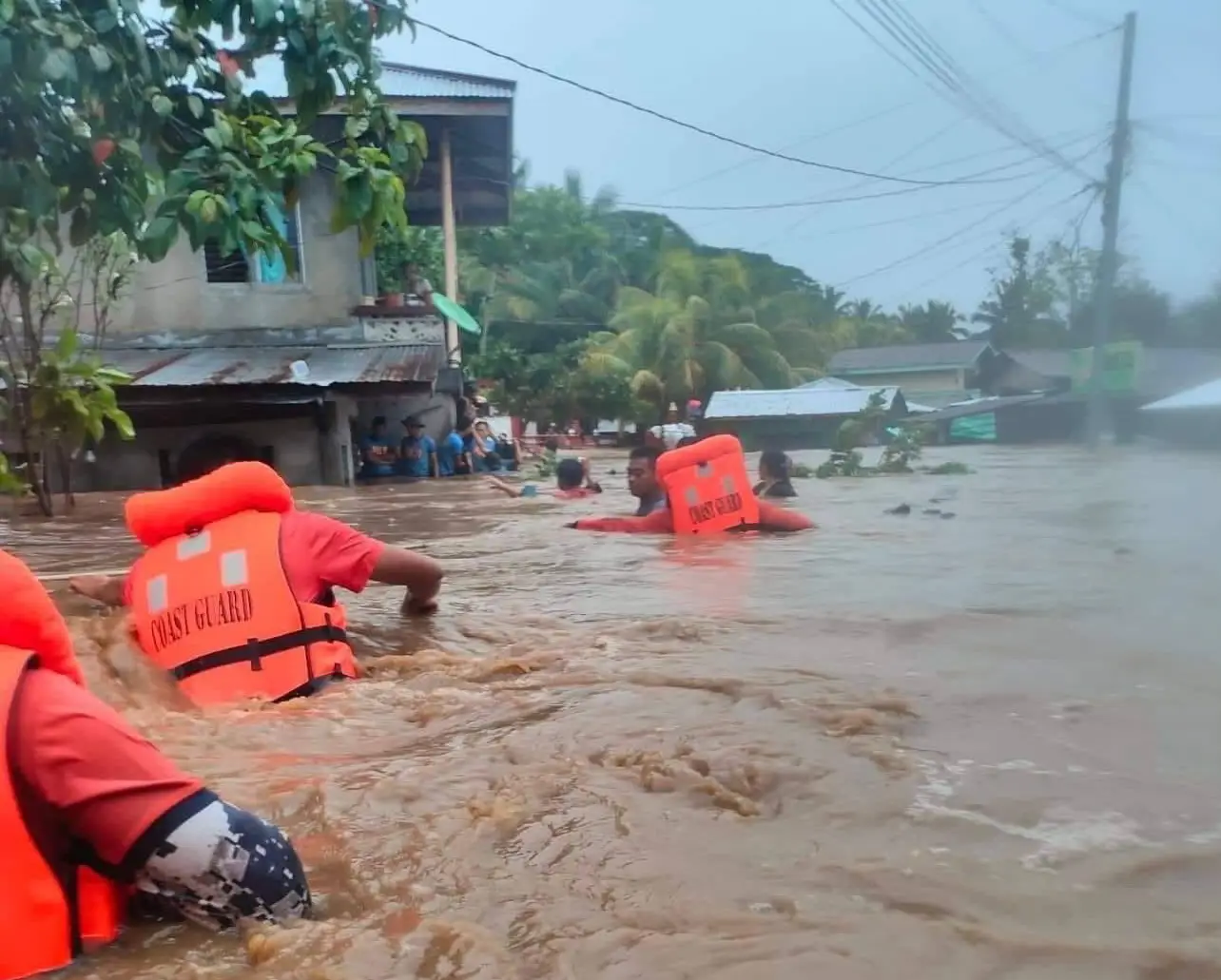 Dezenas de mortos em deslizamentos de terras e inundações nas Filipinas