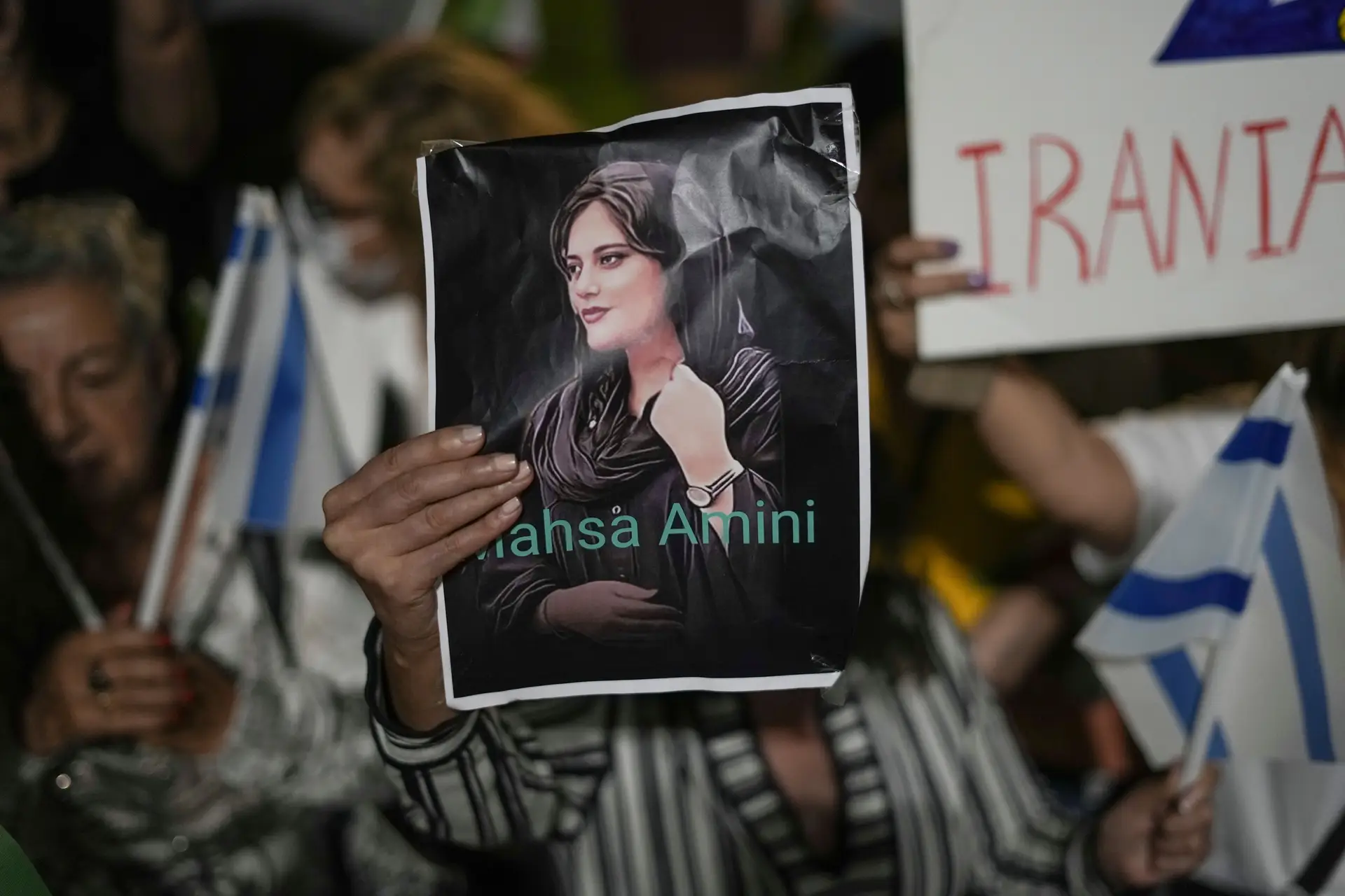 Jornalistas iranianas que revelaram caso de Mahsa Amini em risco de pena de morte