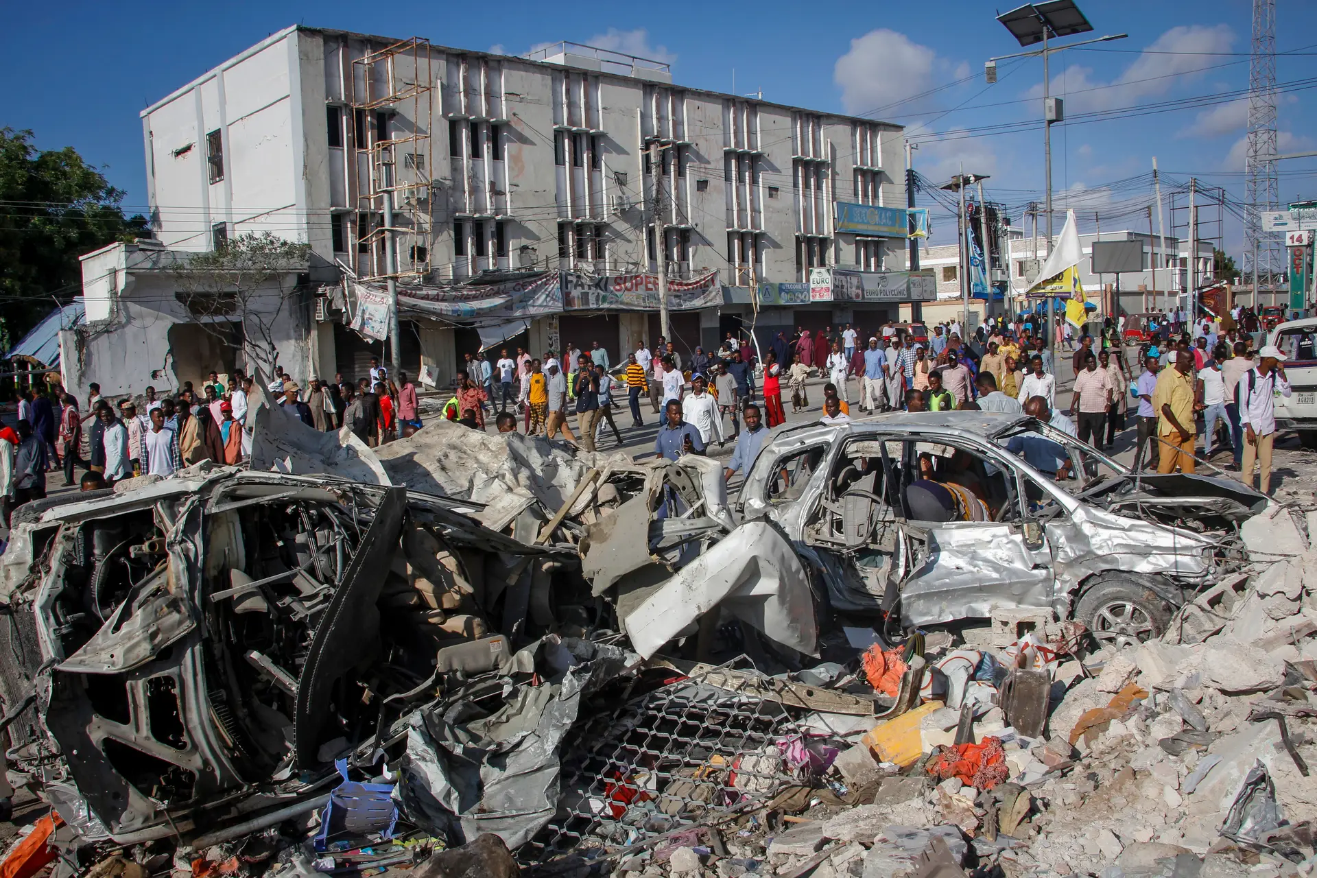 Pelo menos 100 mortos na explosão de dois carros-bomba na Somália