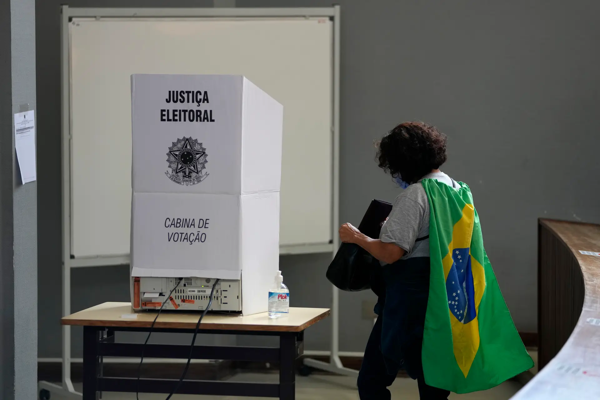 Autoridade eleitoral do Brasil pede explicações à polícia sobre operações de controlo