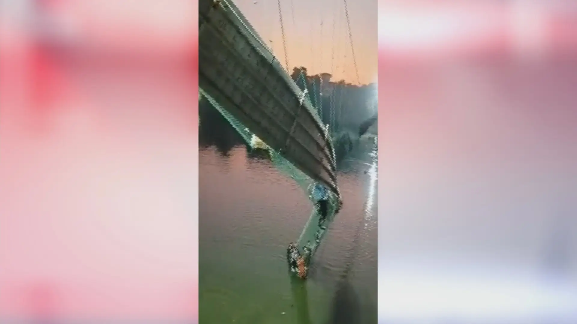 Ponte colapsa na Índia, há dezenas de mortes confirmadas