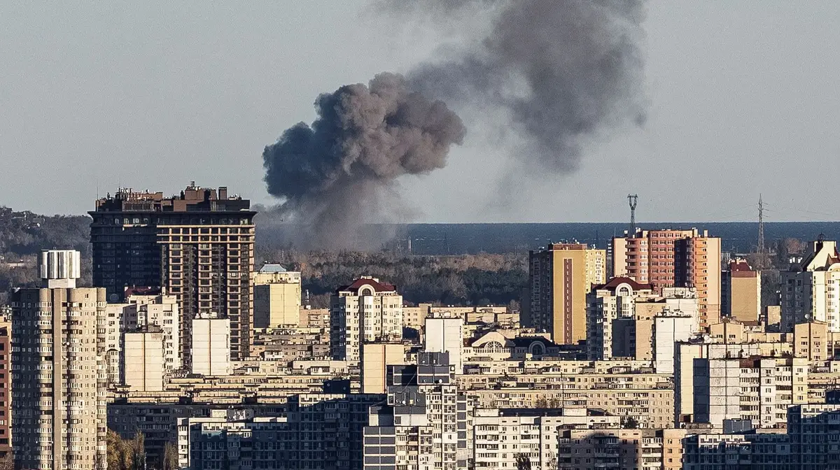 Coluna de fumo na cidade de Kiev na sequência de novos ataques russos.