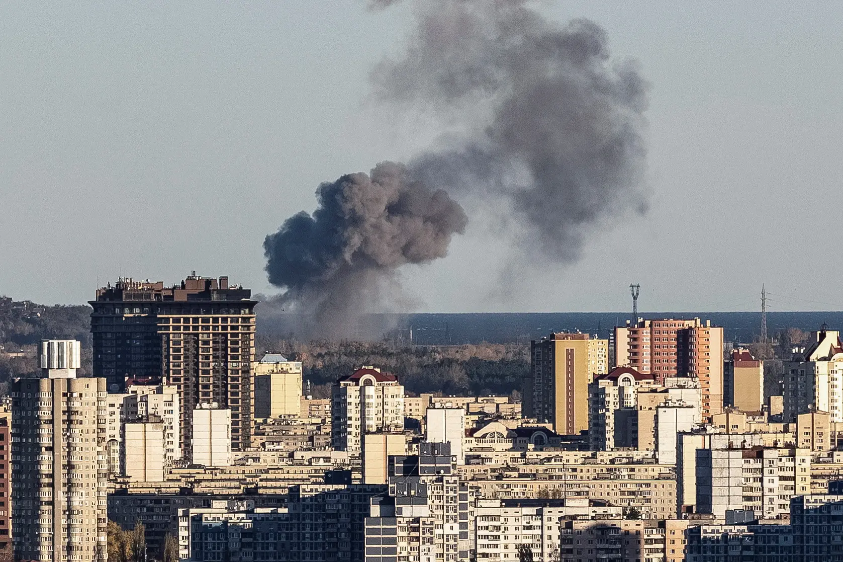 Coluna de fumo na cidade de Kiev na sequência de novos ataques russos.