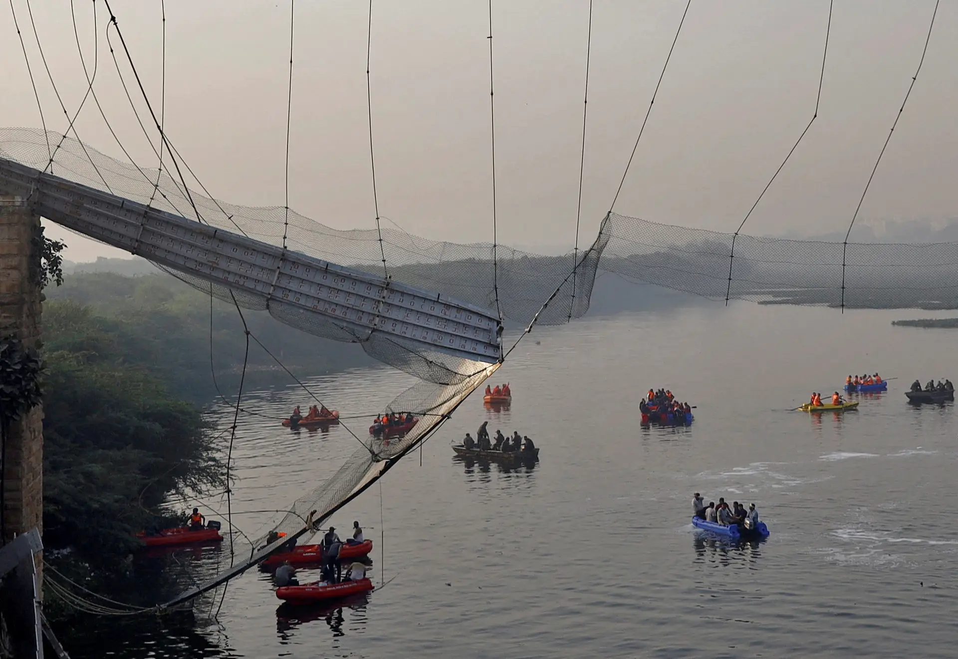 Equipas de resgate procuram sobreviventes após colapso de ponte na Índia.