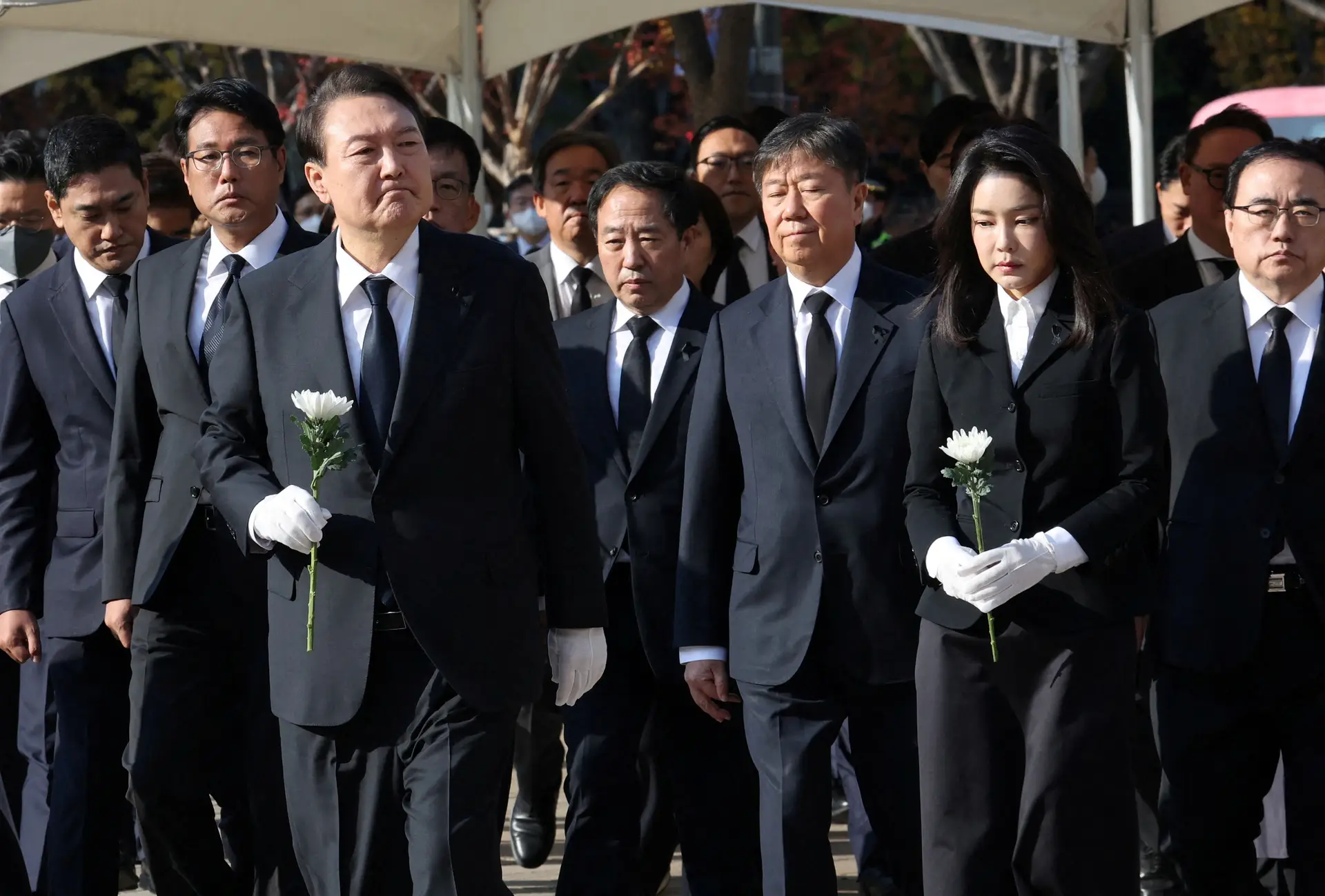 Presidente da Coreia do Sul acompanhado pela mulher faz homenagem às mais de 150 vítimas da tragédia em Seul.
