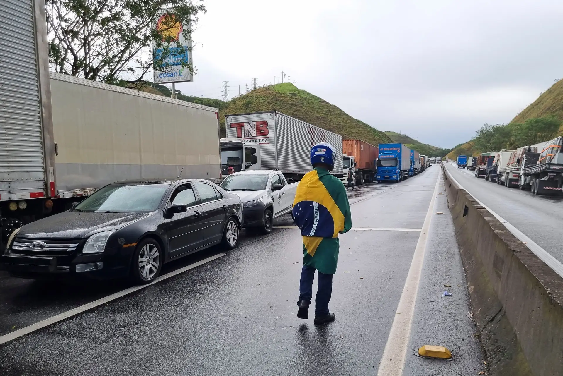 Tensão na fronteira com o Paraguai: polícia obrigada a disparar para dispersar apoiantes de Bolsonaro