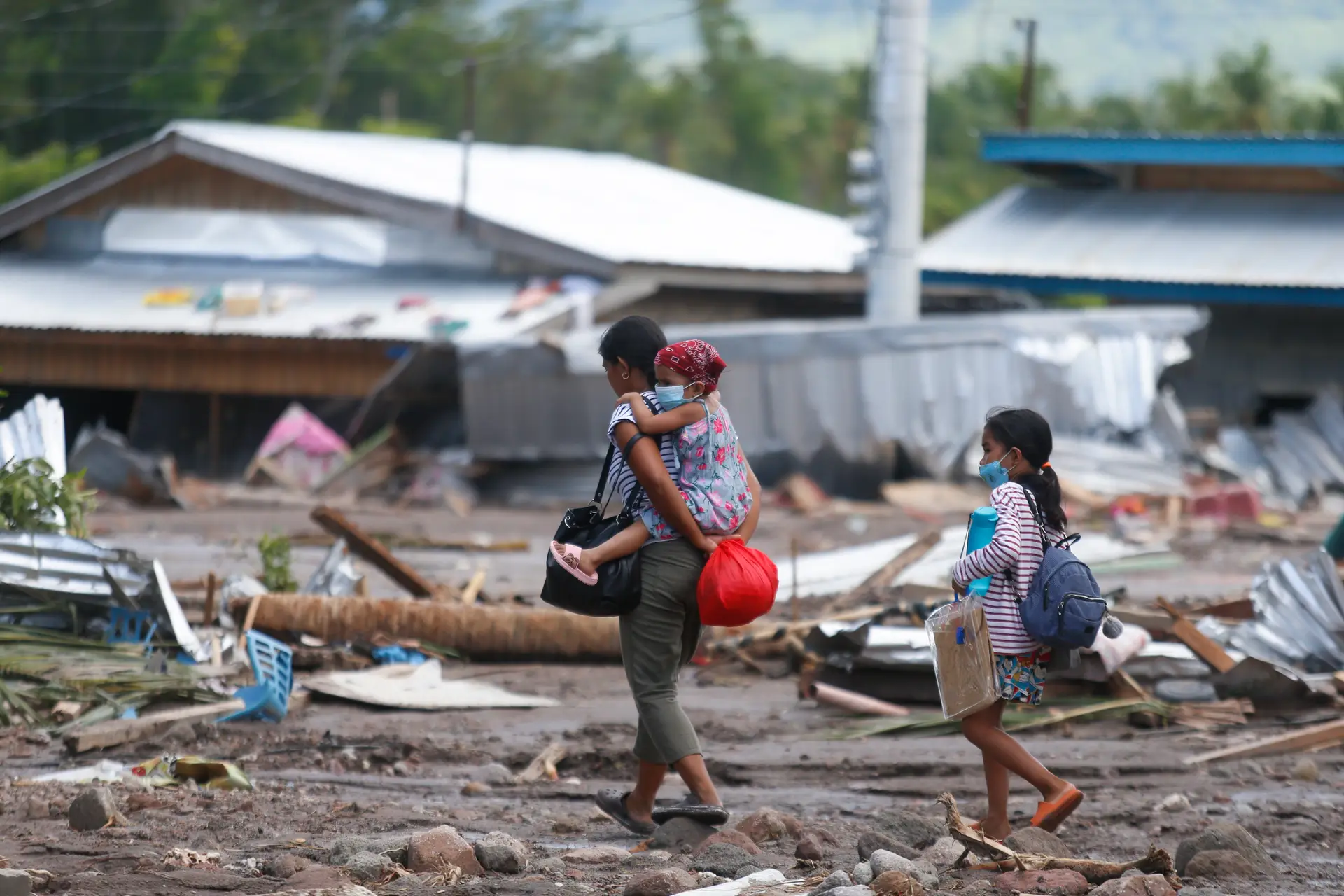 Mais de 100 mortos nas Filipinas em deslizamentos de terras à passagem da tempestade Nalgae