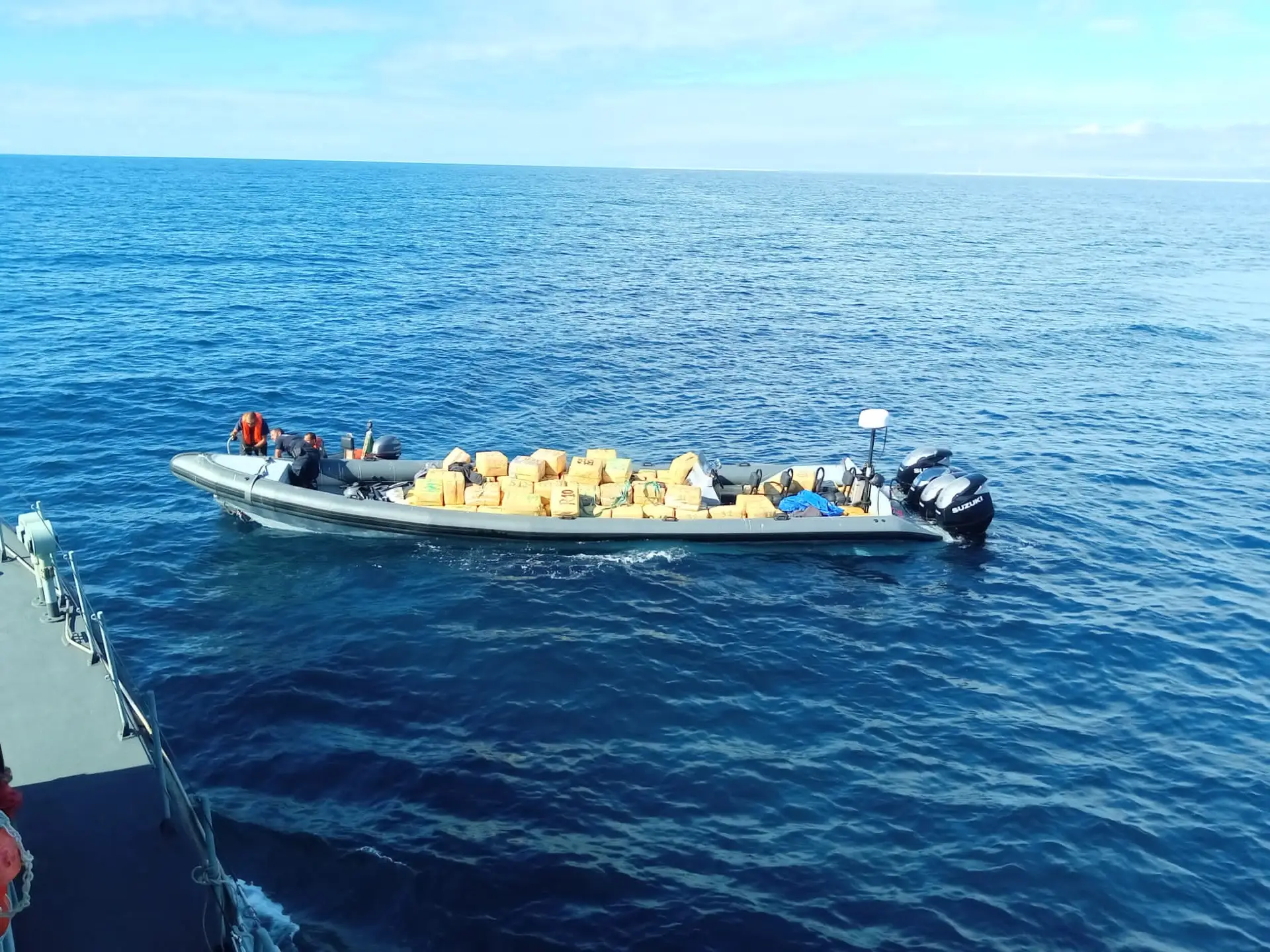 Barco à deriva ao largo de Olhão com seis toneladas de haxixe