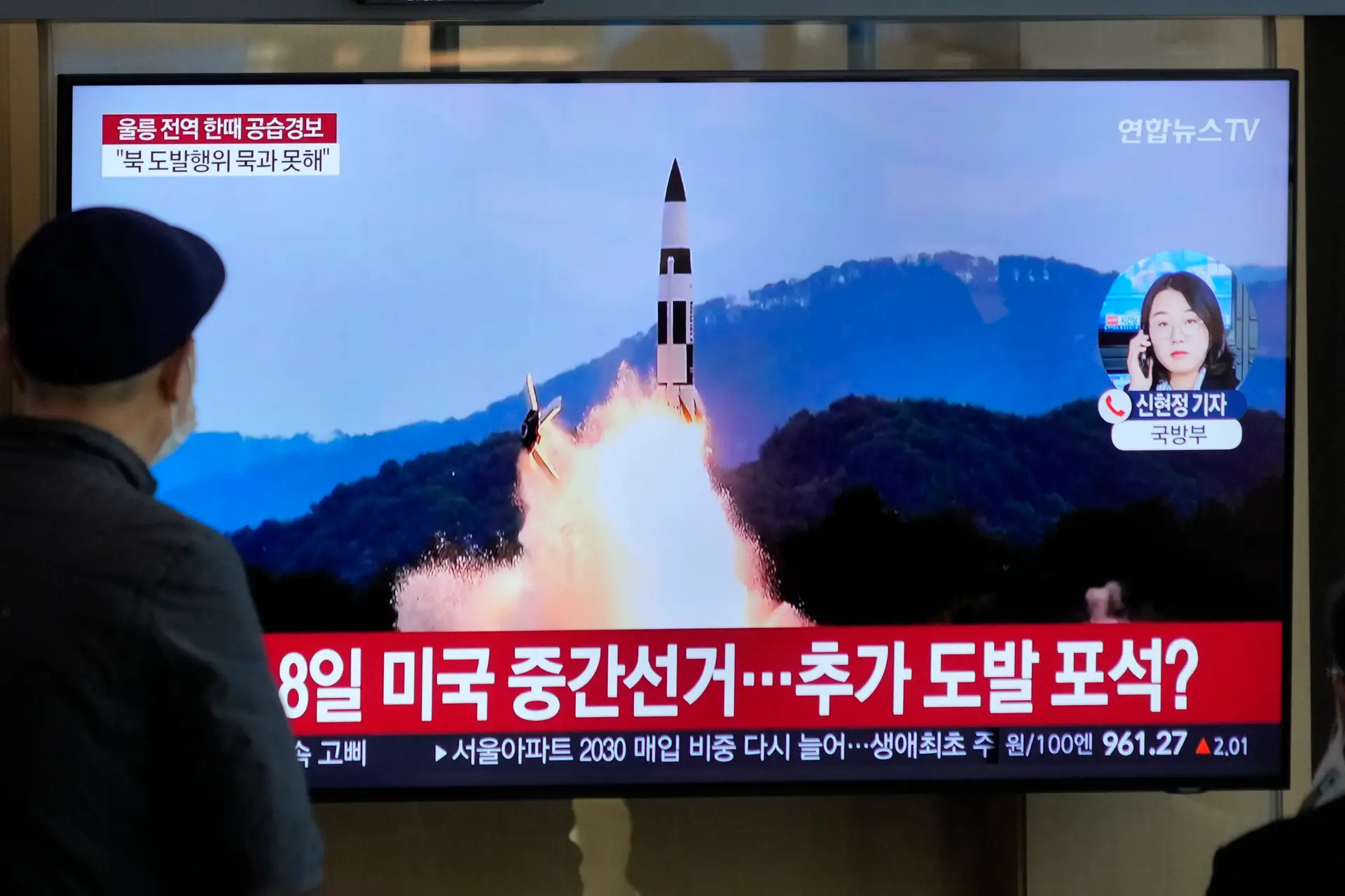 Emissão televisiva da Coreia do Sul mostra um disparo da Coreia do Norte.