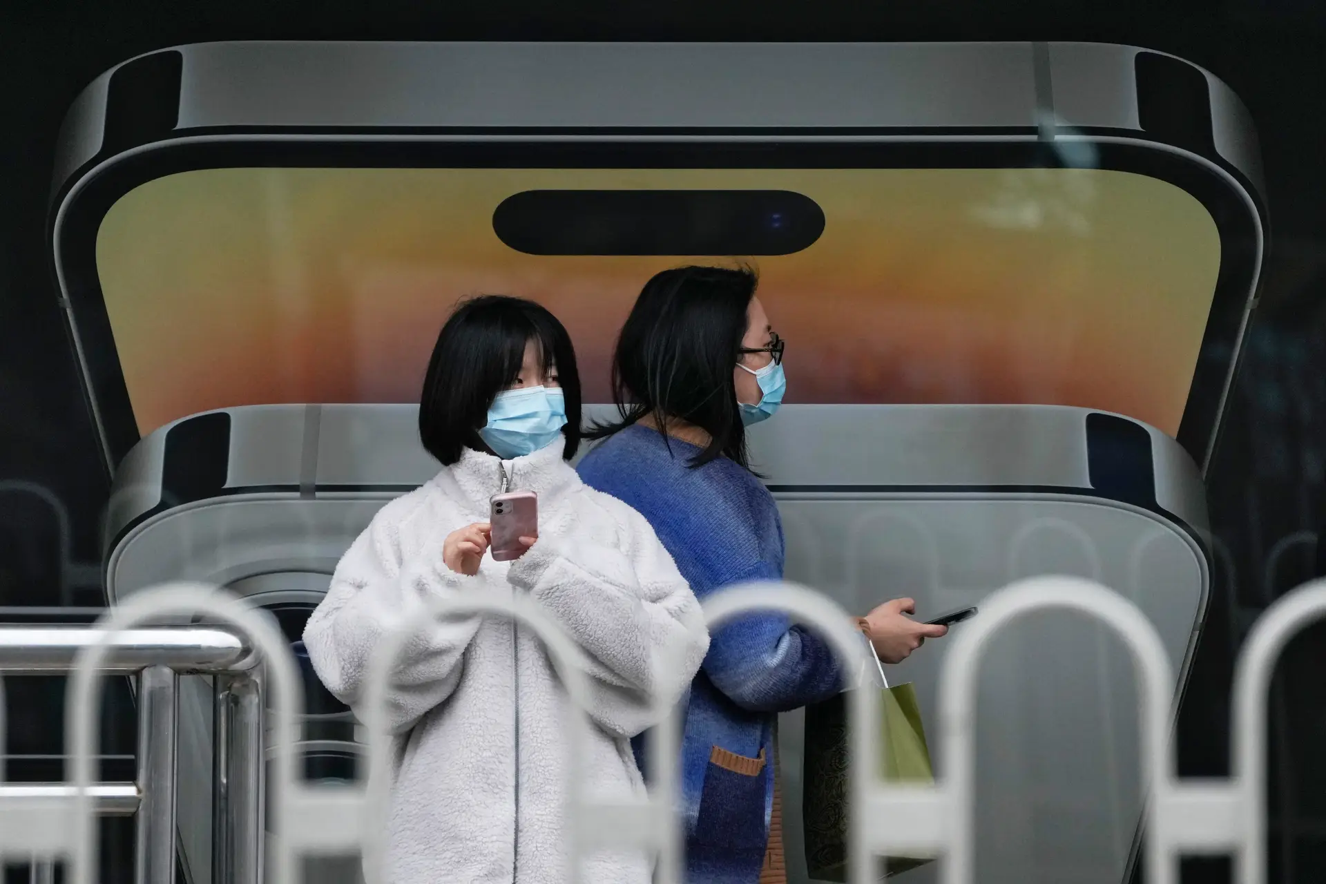 Política “zero casos” de covid-19: China confina área em redor da maior fábrica de iPhones do mundo