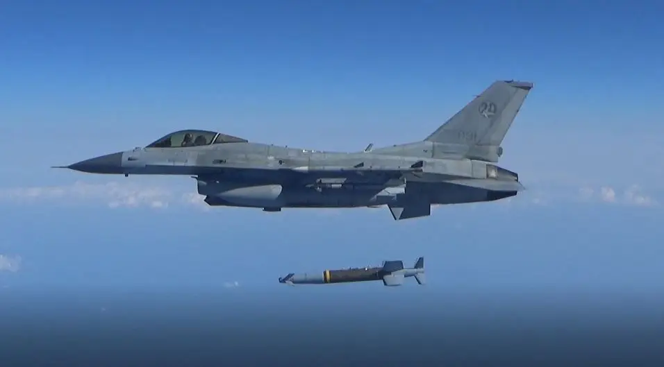 Um F-15K da Força Aérea da Coreia do Sul dispara um míssil a norte da fronteira marítima com a Coreia do Norte. 