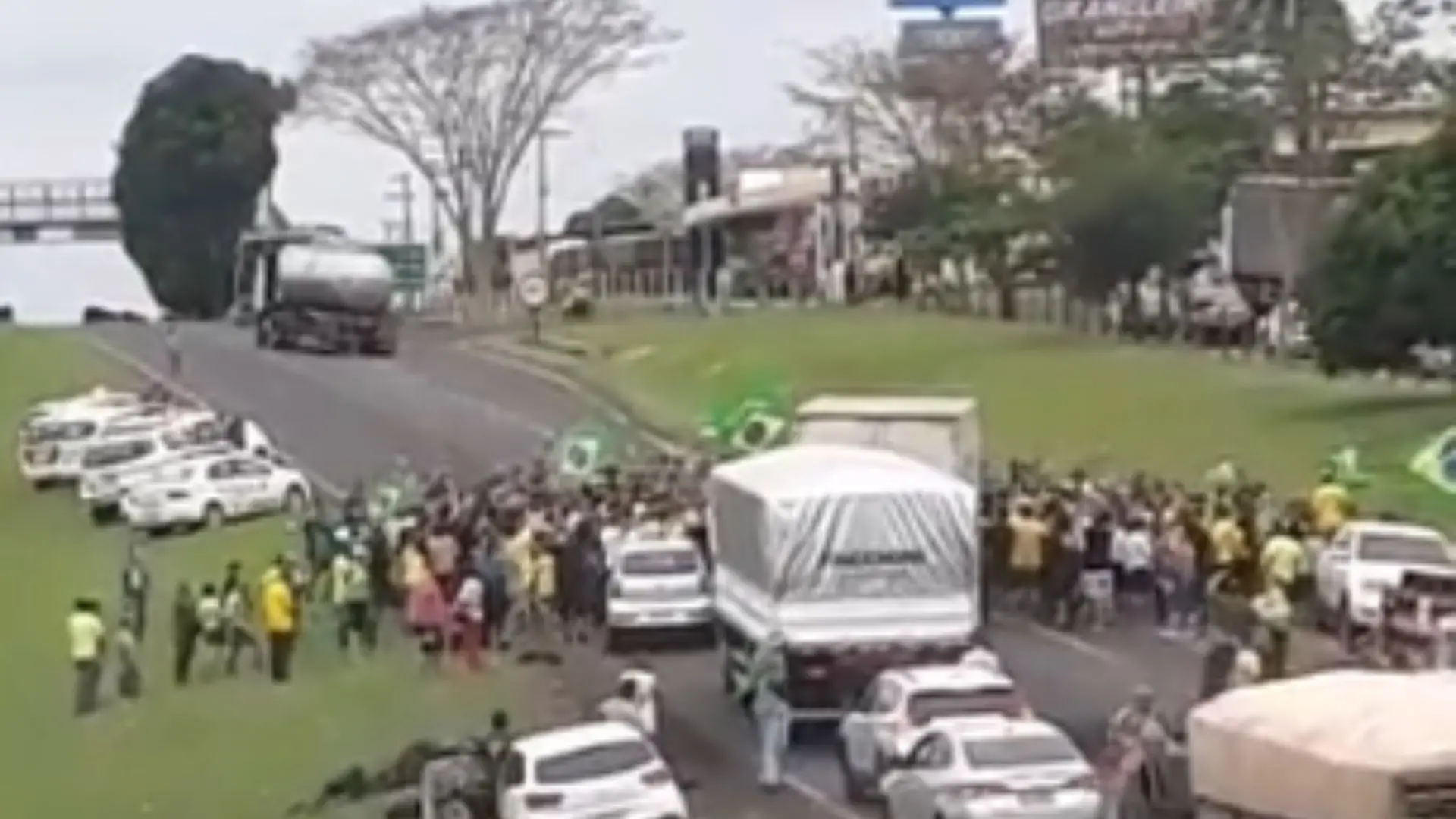Vários feridos em atropelamento durante bloqueio de estrada em São Paulo