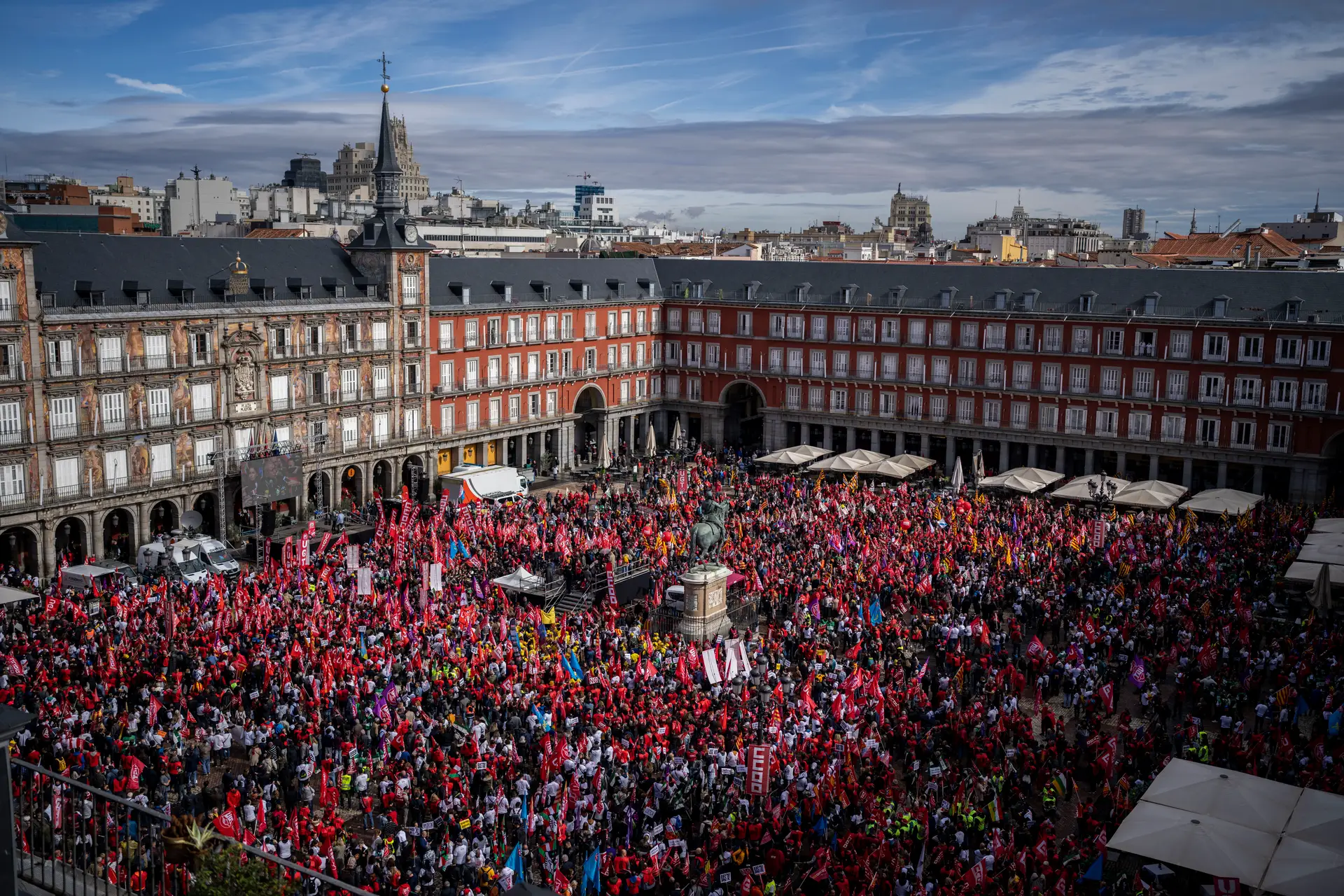 Milhares de pessoas em protesto em Madrid exigem aumentos salariais