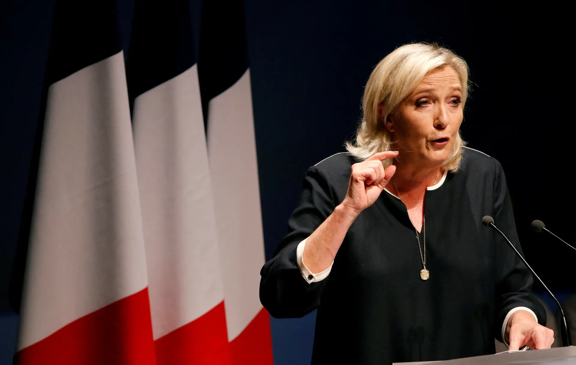 Marine Le Pen cede presidência da União Nacional, mas não o controlo