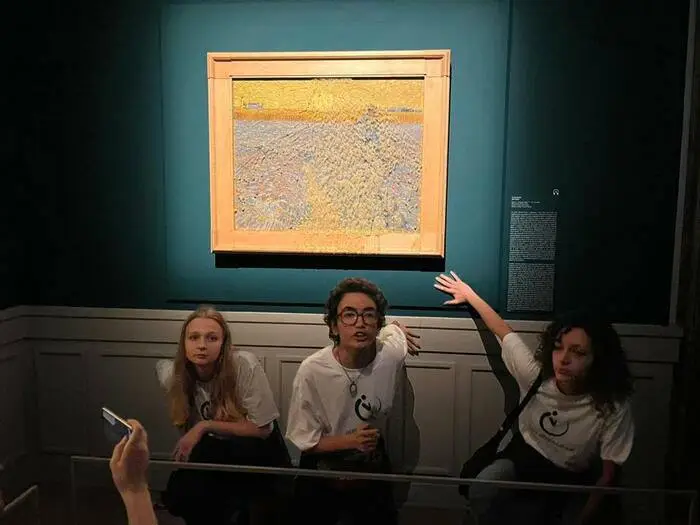 Ativistas ambientais atiram sopa a pintura de Van Gogh
