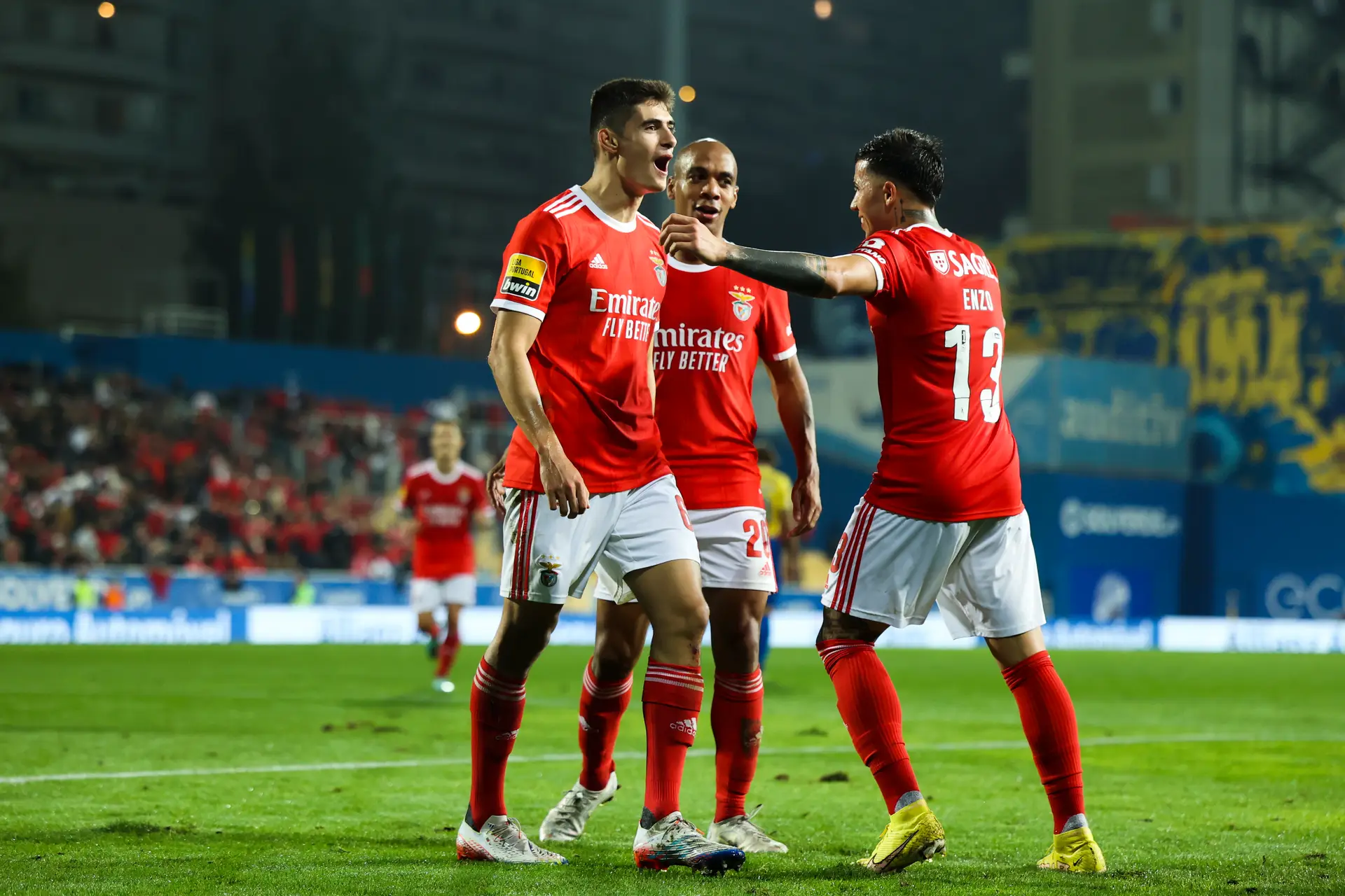 Benfica goleia Estoril Praia e reforça liderança