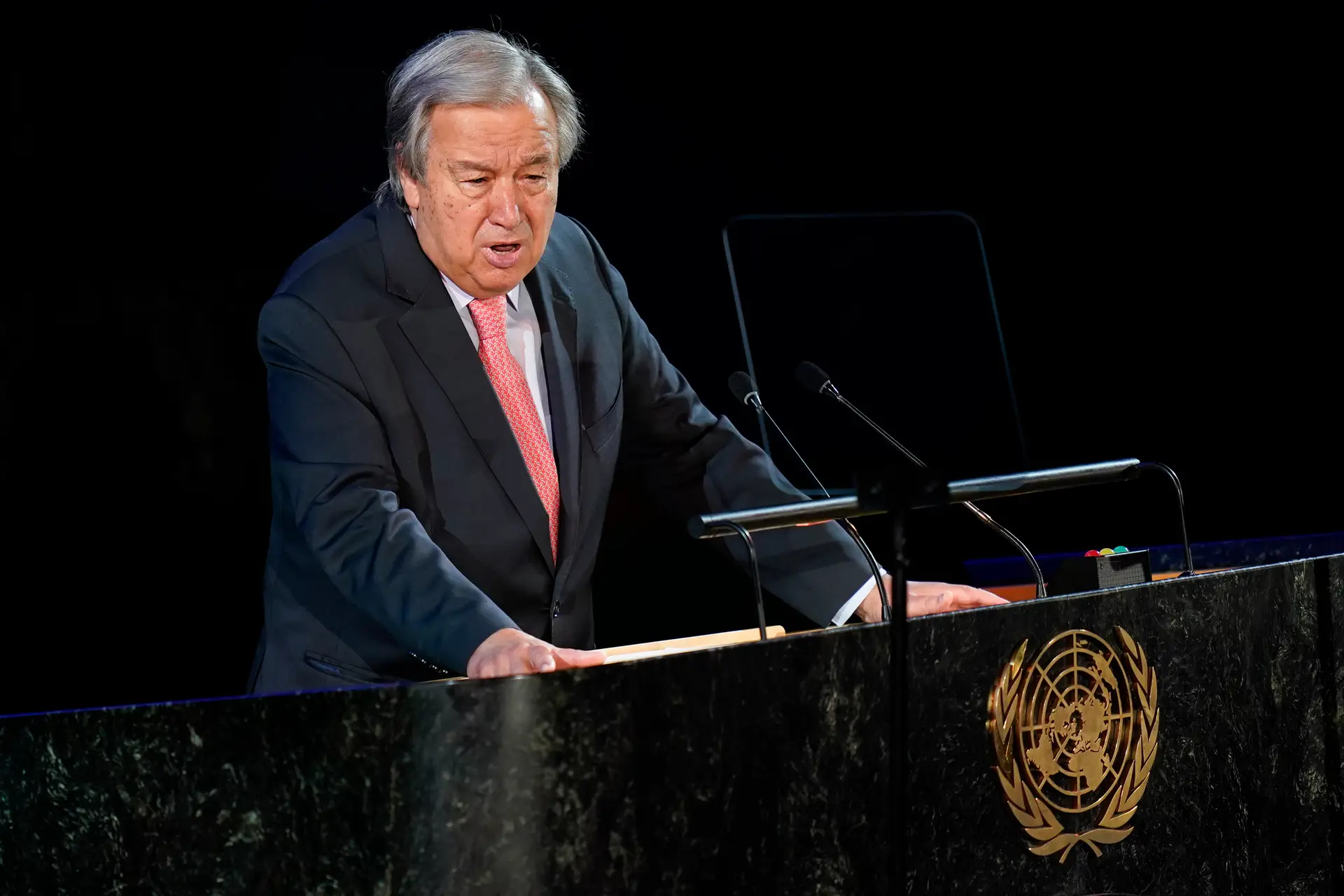 "Planeta está a enviar um sinal de sofrimento", avisa Guterres