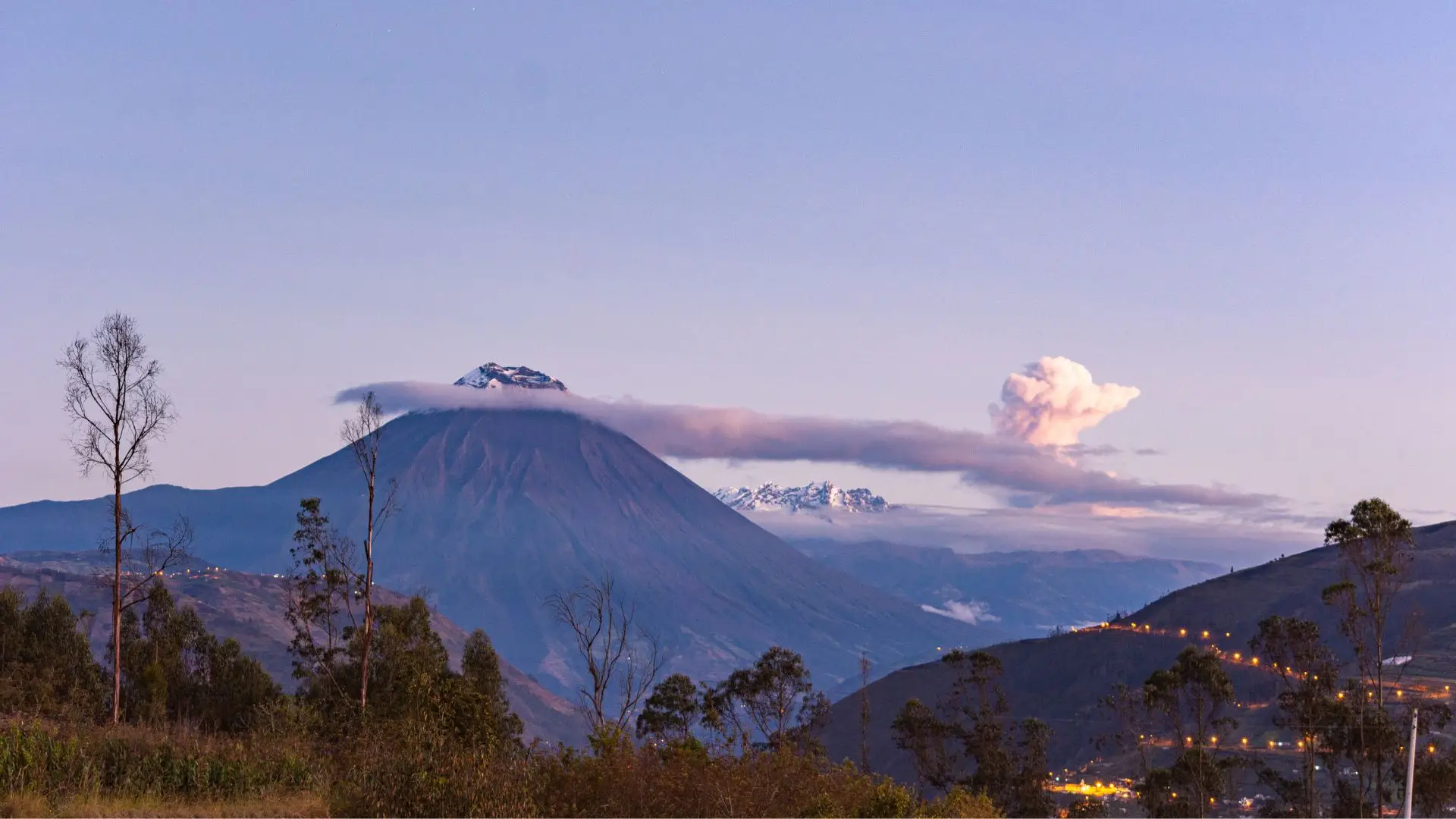 Vulcão no Equador gera 122 explosões e provoca uma coluna de cinza