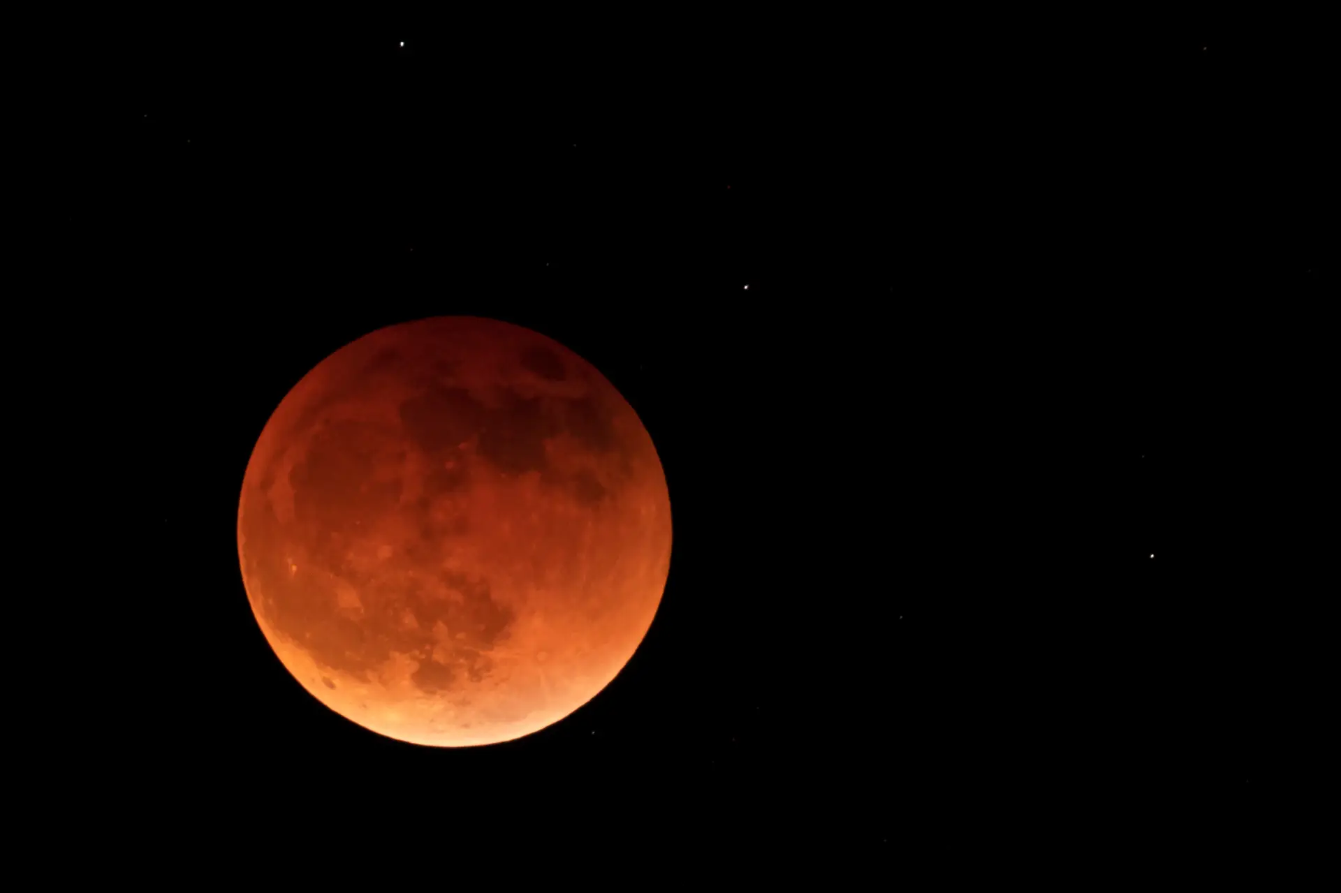 Lua em eclipse total esta terça-feira. Só volta a acontecer em 2025