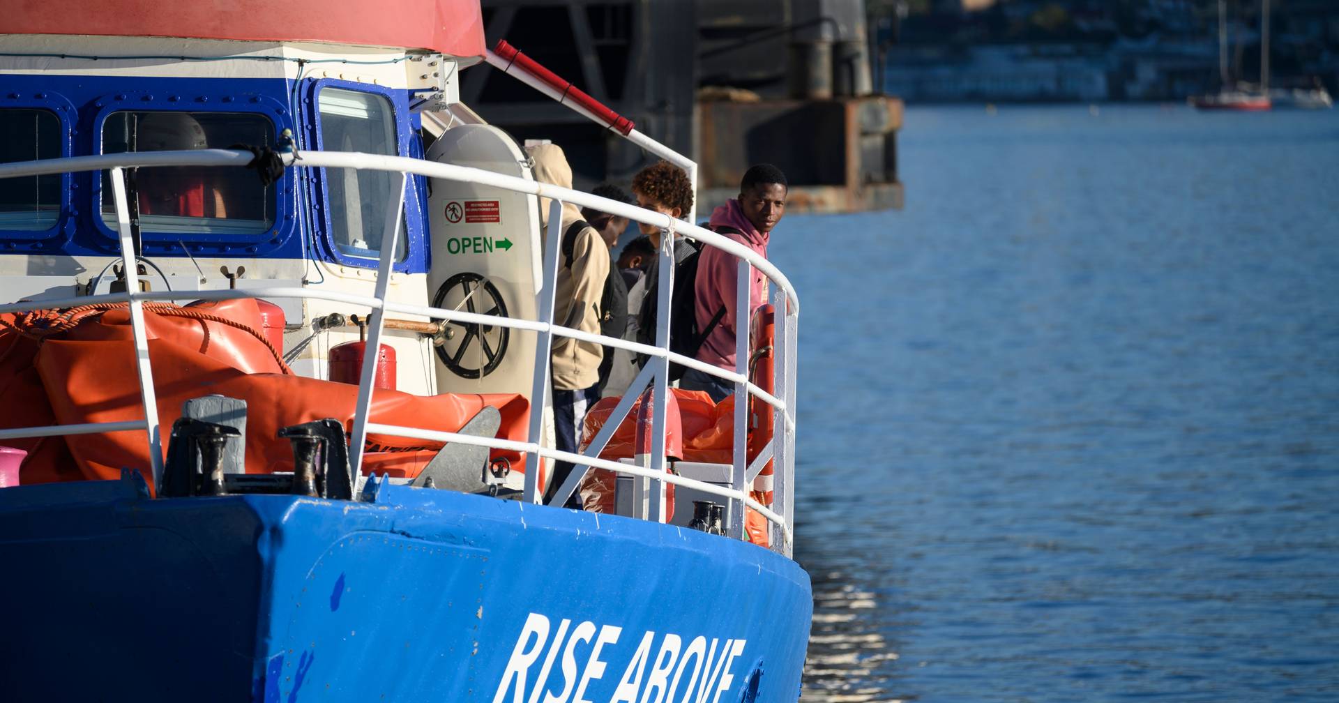 Italien erlaubt Schiffsanlandung mit 89 geretteten Migranten Italien erlaubt Schiffsanlandung mit 89 geretteten Migranten