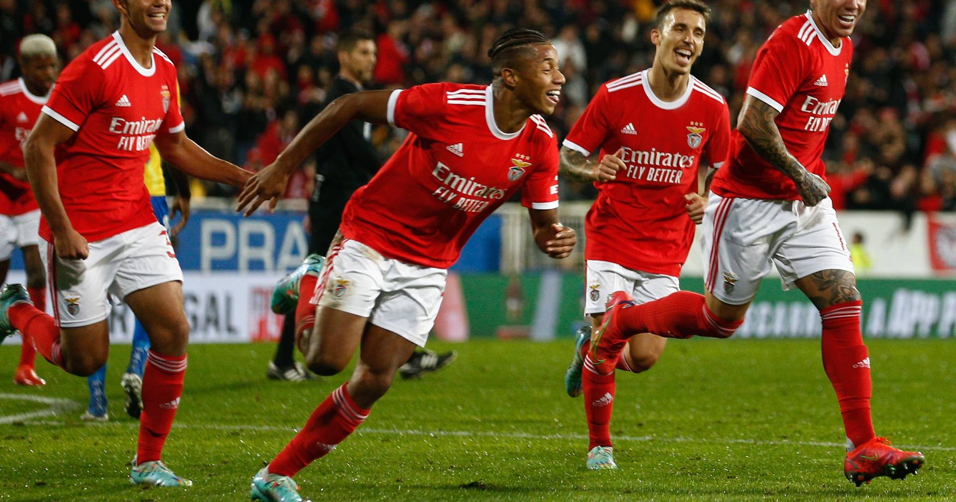 Fora-de-jogo: Capas: A vitória do Benfica frente ao Sporting em grande  destaque e ainda as novidades no Dragão