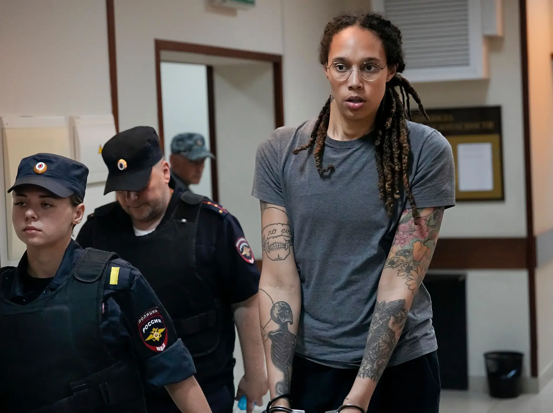 Brittney Griner, estrela da WNBA e bicampeã olímpica, sai do tribunal em Khimki, perto de Moscovo, a 4 de agosto de 2022.
