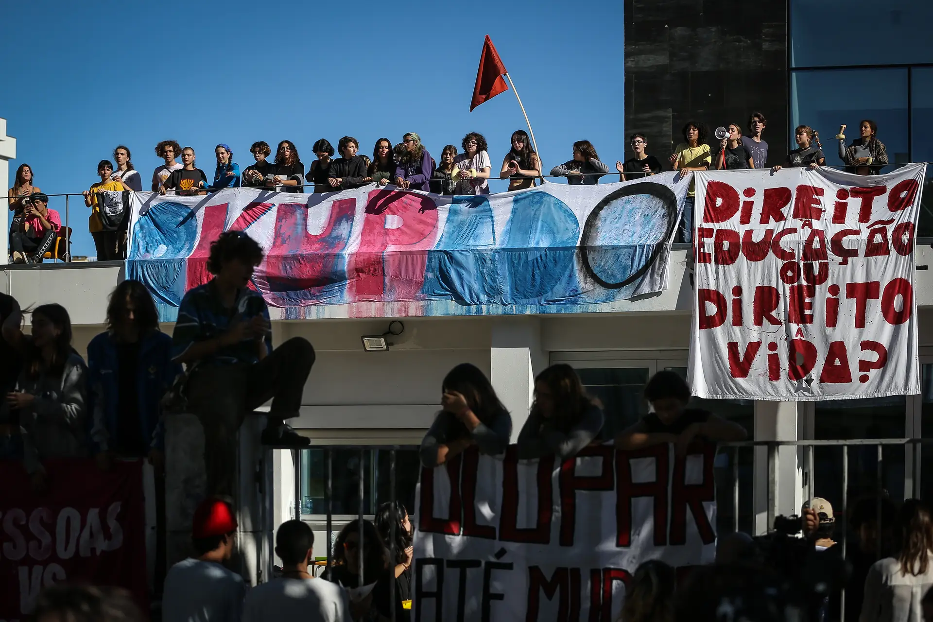 Um grupo de alunos da escola secundária António Arroio colou-se às portas da escola, bloqueando a entrada, em protesto pelo fim dos combustíveis fósseis, e houve estudantes em protesto no telhado.