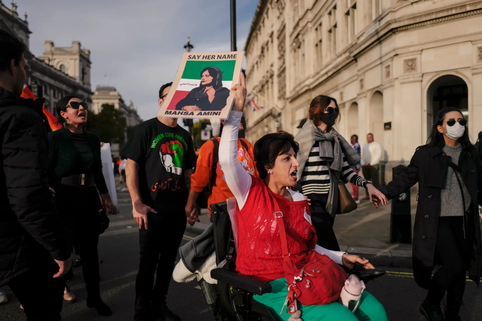 Continuam os protestos no Irão: pelo menos 328 mortos e quase 15 mil detidos
