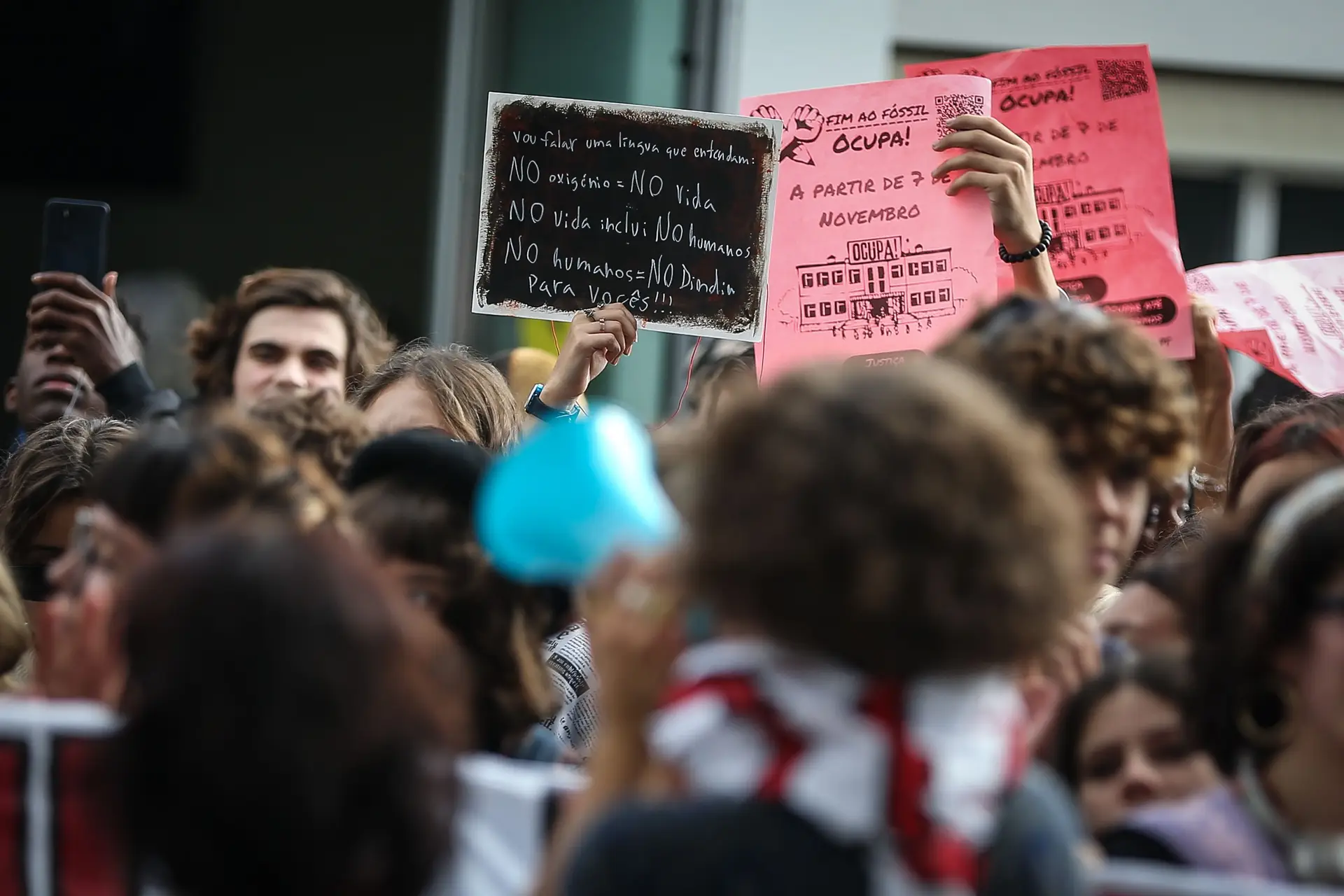 Alunos em protesto pelo clima exigem fim dos combustíveis fósseis e demissão do ministro da economia