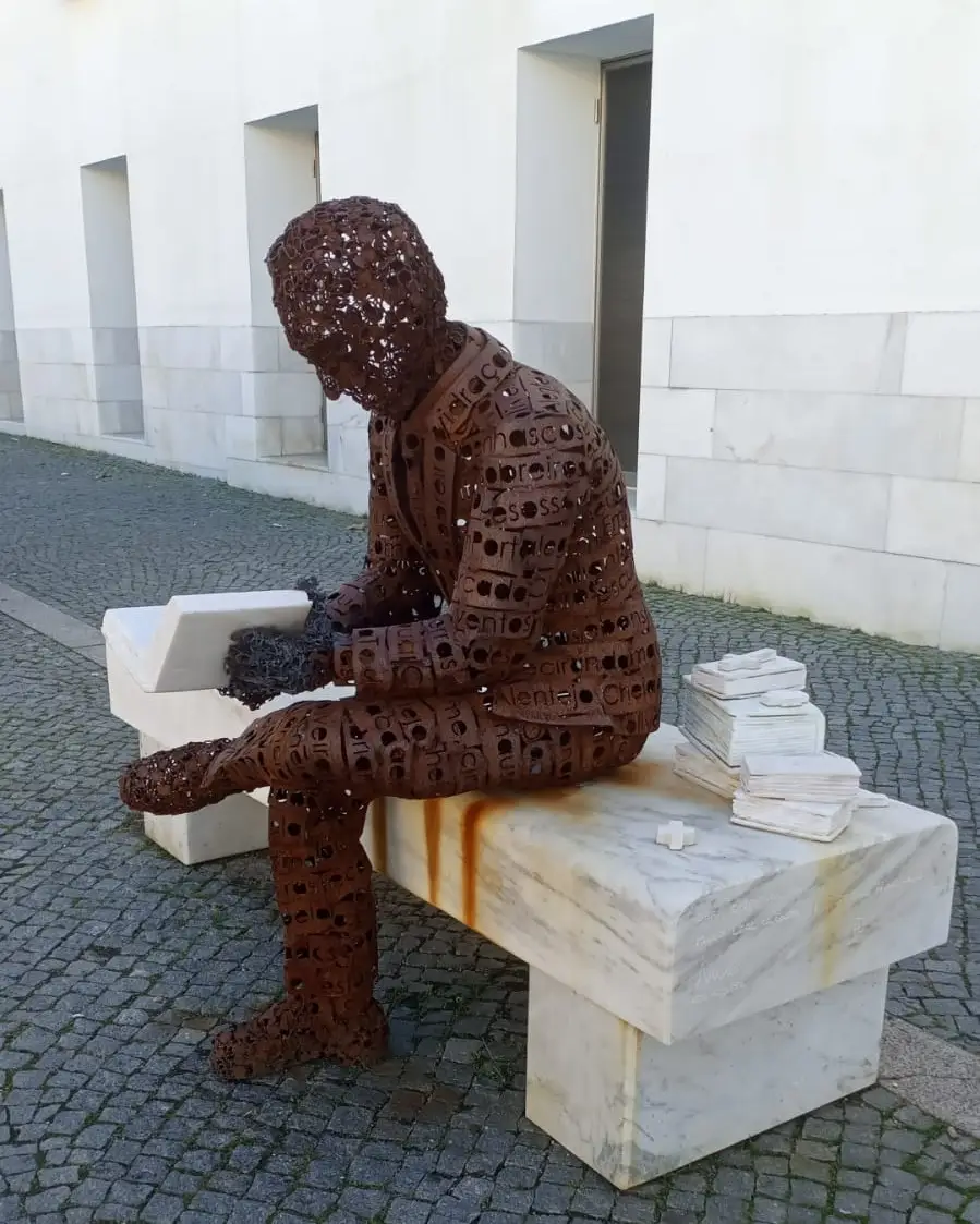 Livro “volta às mãos” de José Régio depois de escultura ter sido vandalizada