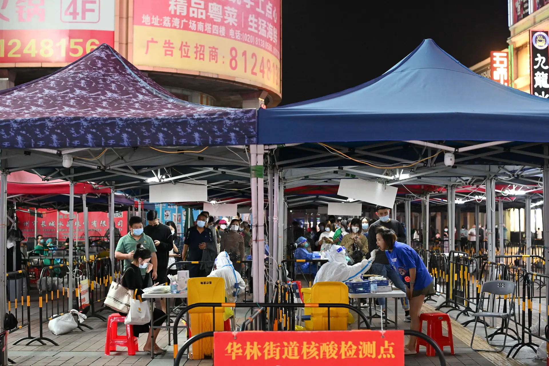 Zona de testagem à covid-19 em Guangzhou, Guangdong.