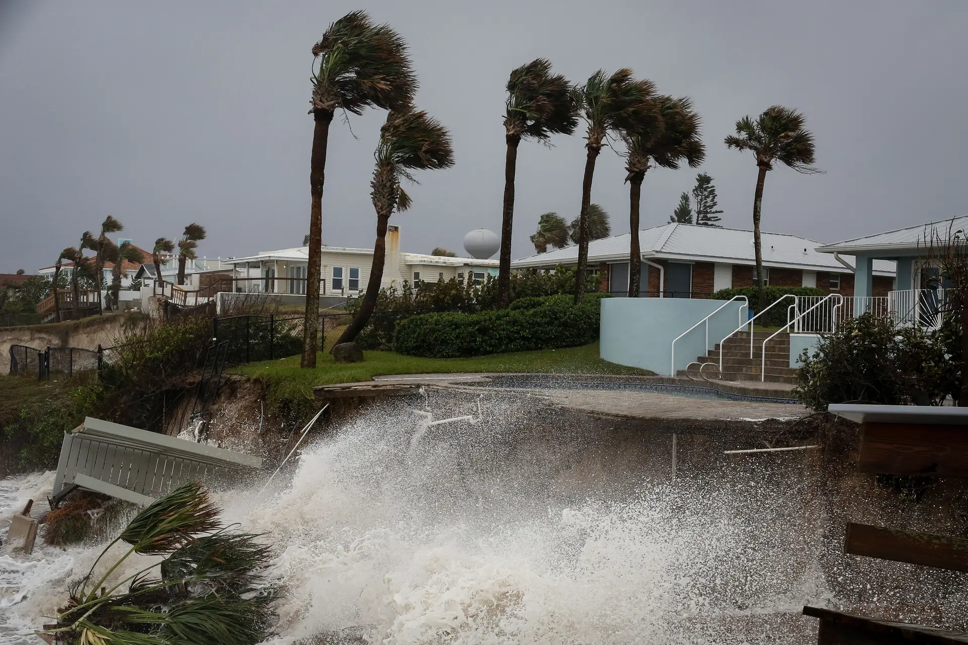 Tempestade Nicole provocou pelo menos quatro mortos na Florida