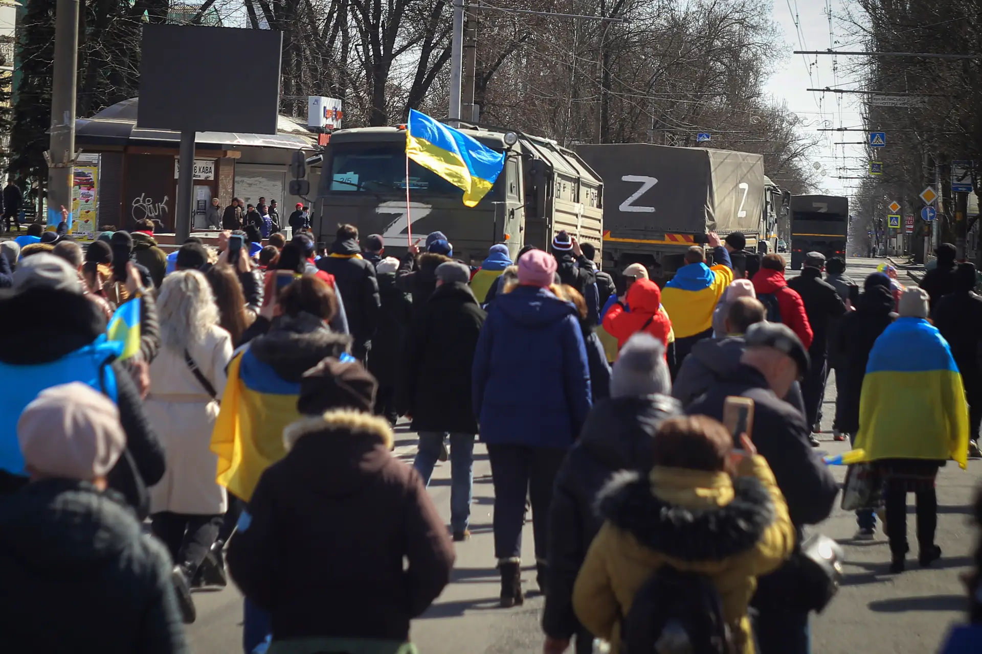 Lágrimas e cânticos de glória no regresso dos soldados ucranianos a Kherson