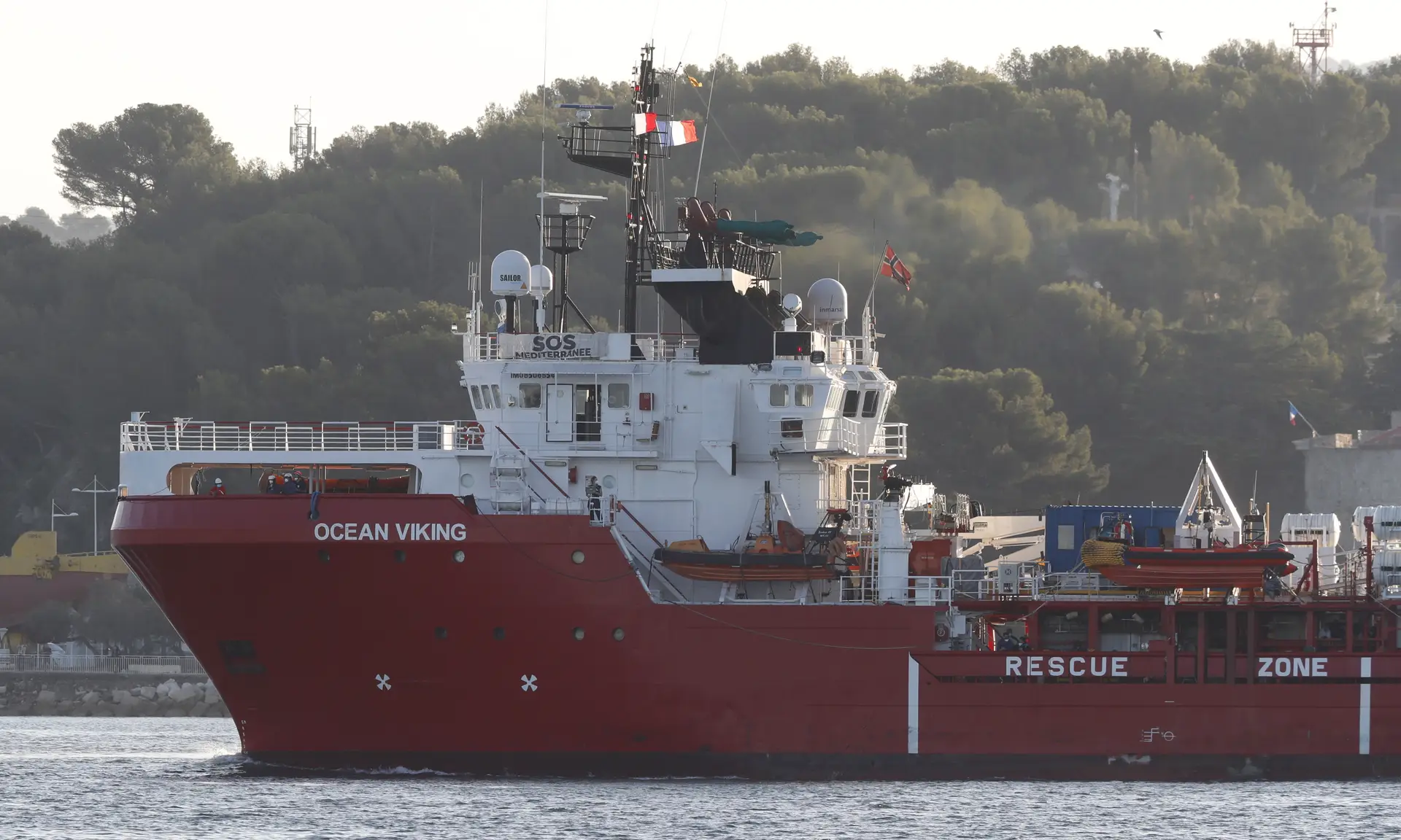 Navio humanitário Ocean Viking atracou em França e 230 migrantes desembarcam
