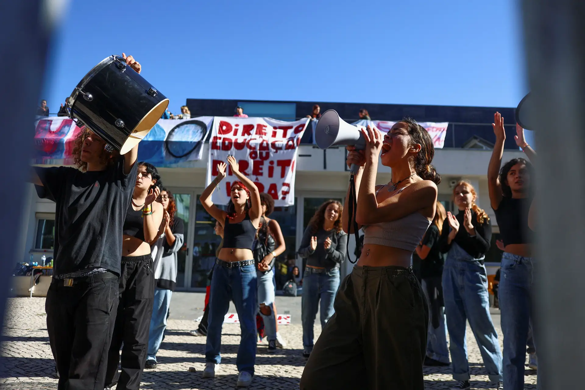Ativistas do movimento "Fim ao Fóssil" ocupam Ordem dos Contabilistas