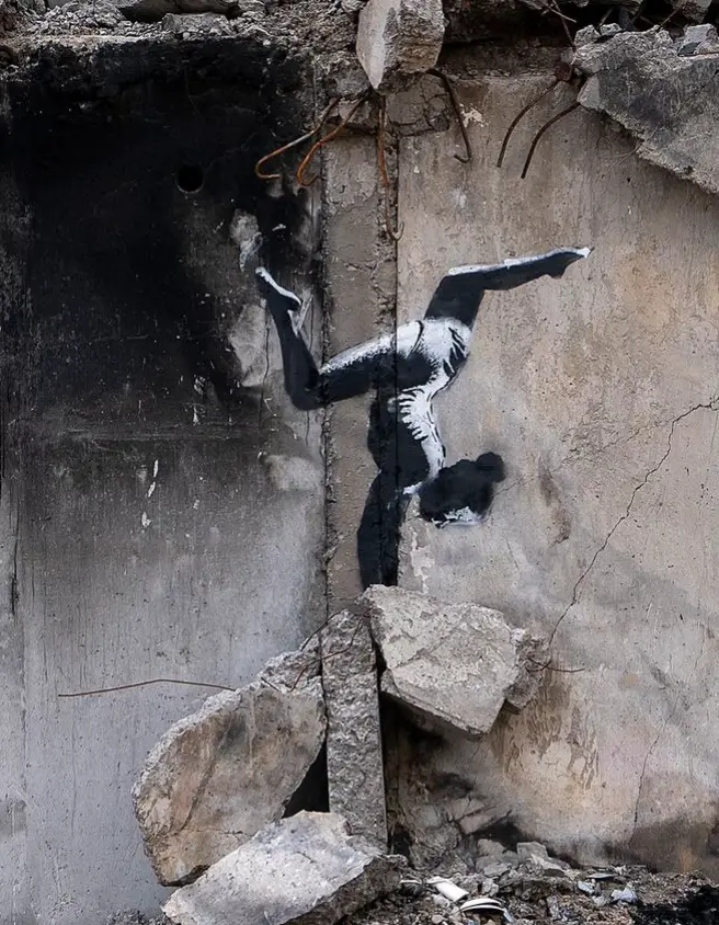 Banksy está de volta com grafiti num prédio em ruínas na Ucrânia