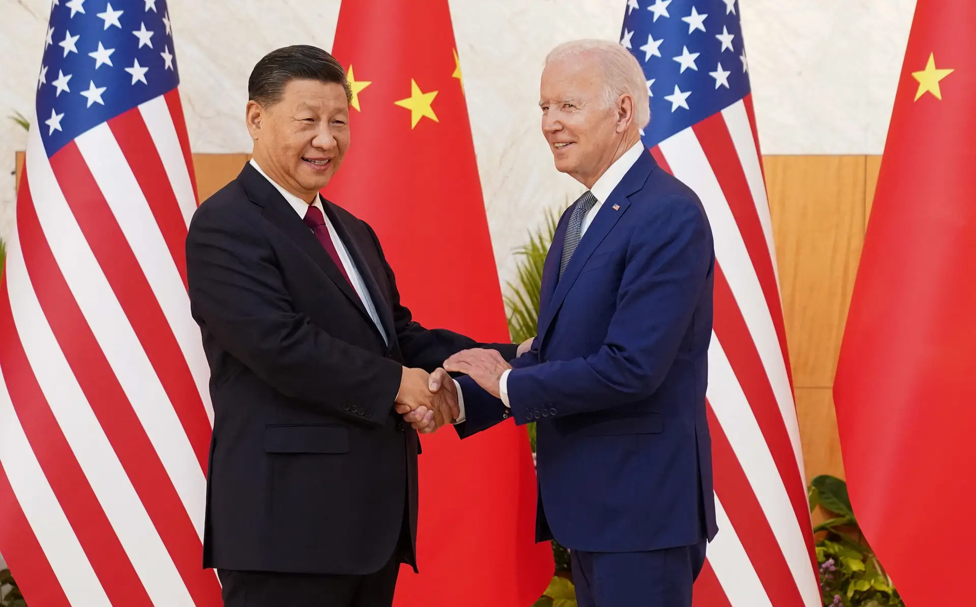 Xi Jinping quer manter "conversa franca" com os EUA, Biden disponível para dialogar com a China