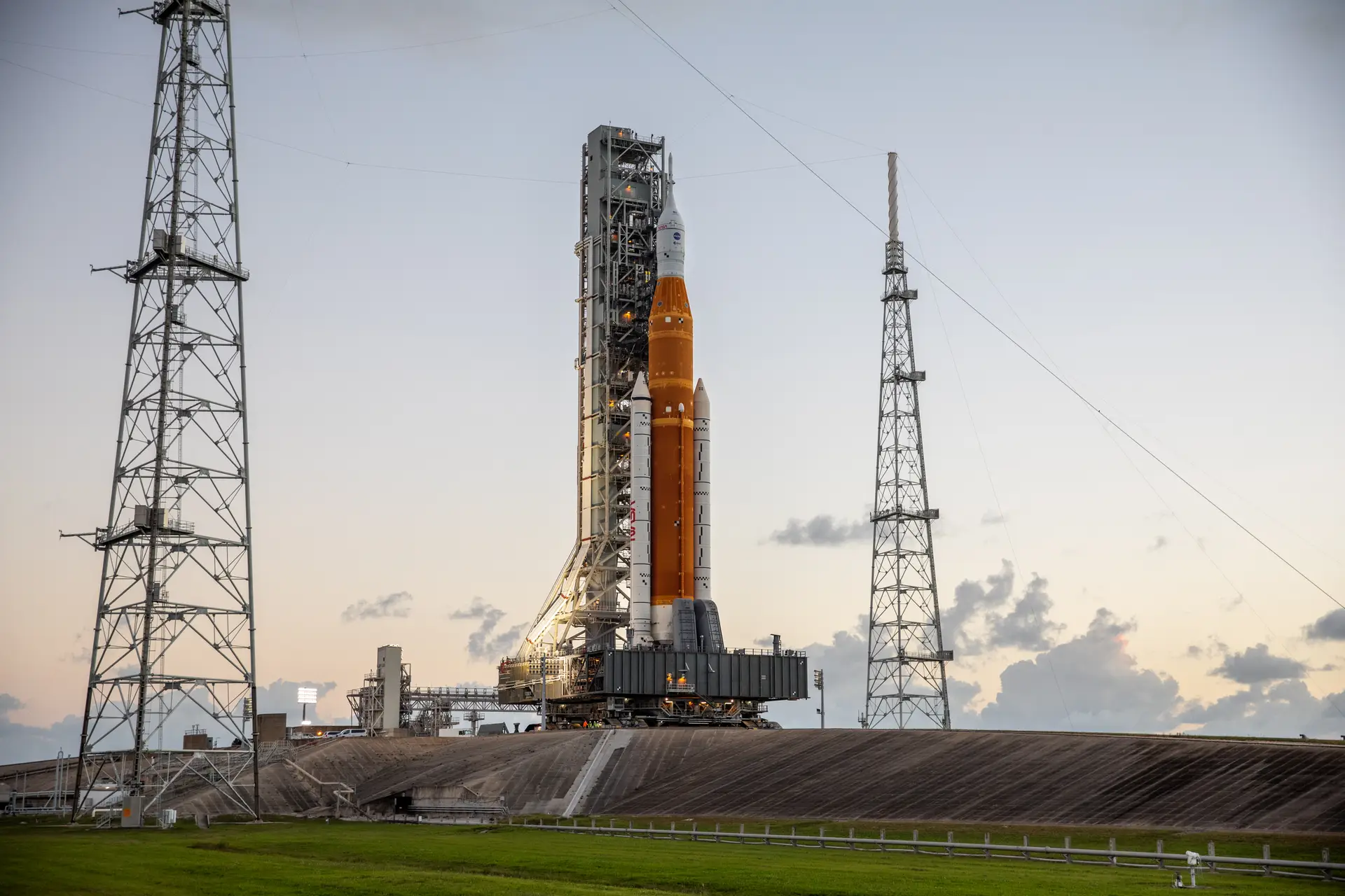 O foguetão SLS com destino à Lua na plataforma de lançamento do Centro Espacial Kennedy da NASA na Florida, EUA a preparar-se para o lançamento da nave Orion e do seu Módulo de Serviço Europeu. A primeira oportunidade de lançamento é a 16 de novembro às 6h04 GMT.