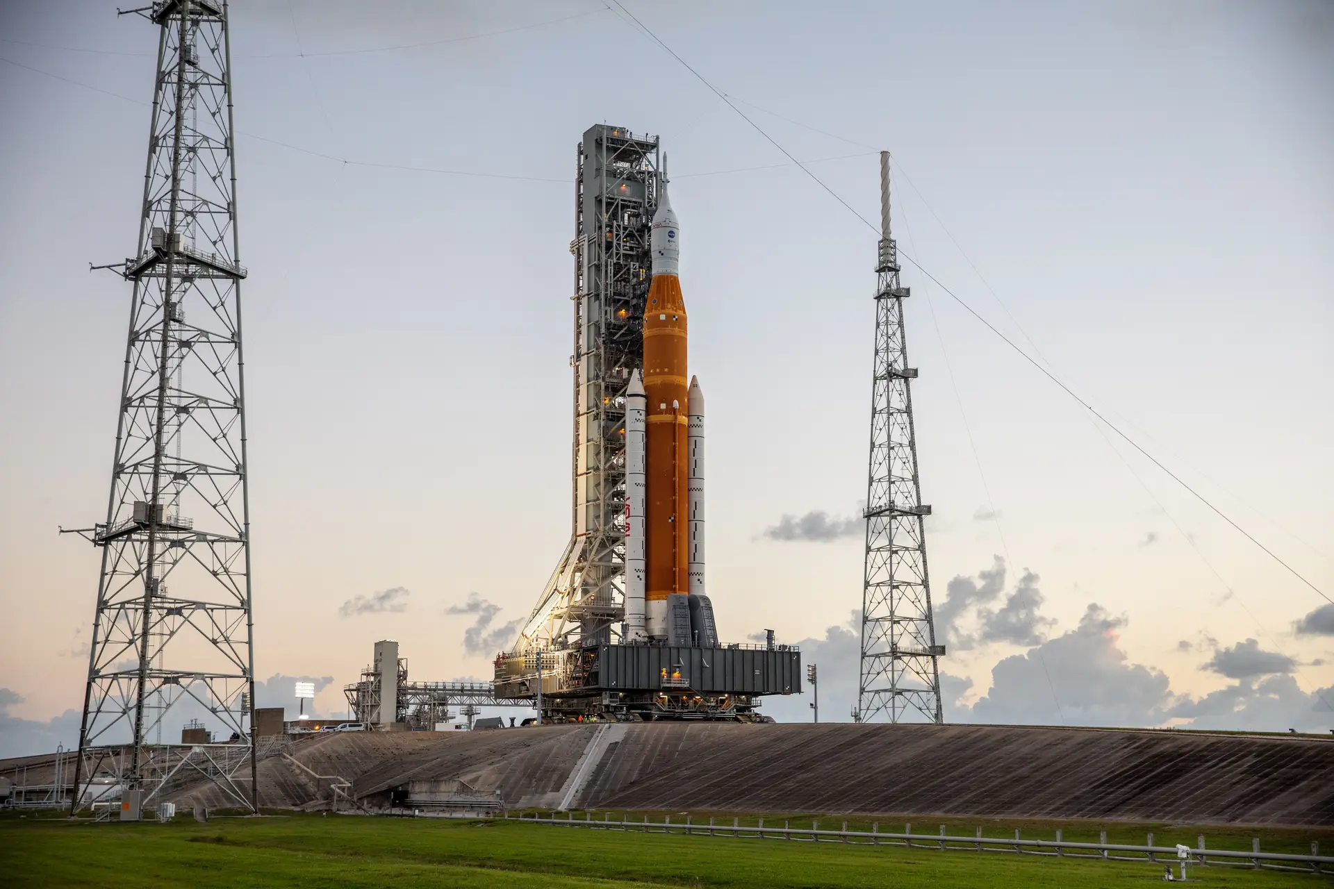 O foguetão SLS com destino à Lua na plataforma de lançamento do Centro Espacial Kennedy da NASA na Florida, EUA a preparar-se para o lançamento da nave Orion e do seu Módulo de Serviço Europeu. A primeira oportunidade de lançamento é a 16 de novembro às 6h04 GMT.
