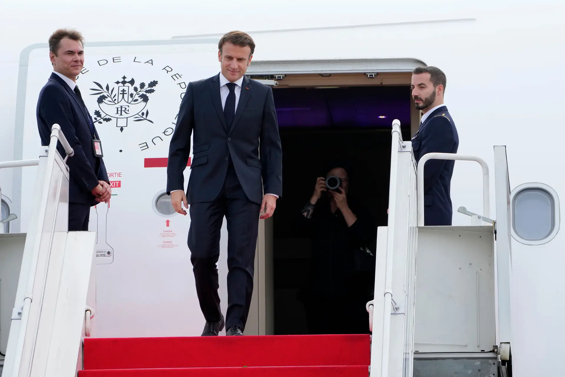 Macron vai pedir à China que pressione Putin a voltar às negociações com Kiev