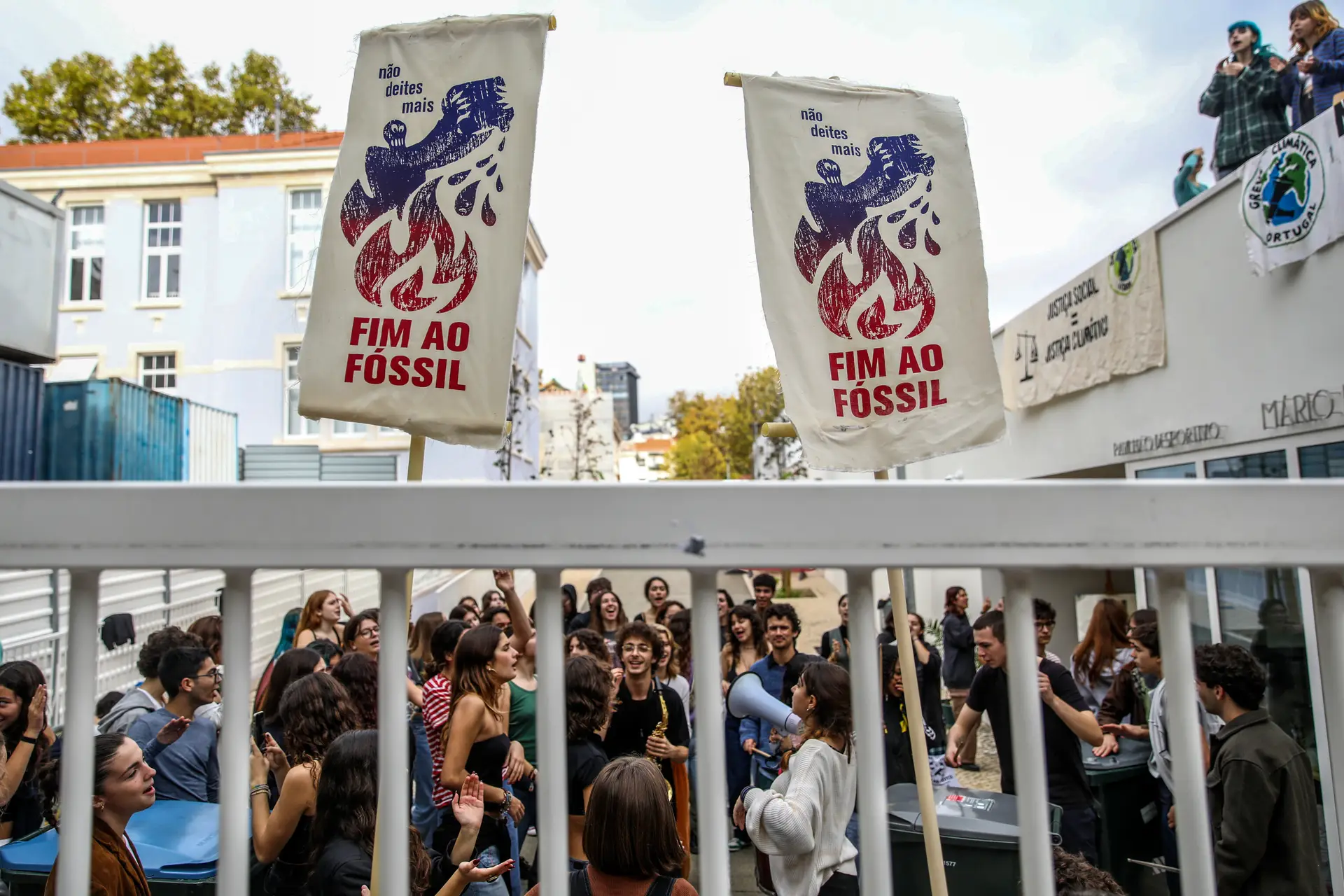 Ativistas pelo clima fecham portões do Liceu Camões a cadeado